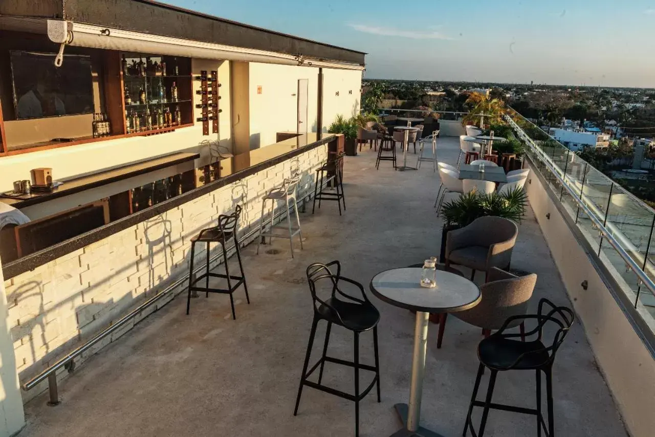 Lounge or bar, Balcony/Terrace in Mesón de la Luna Hotel & Spa