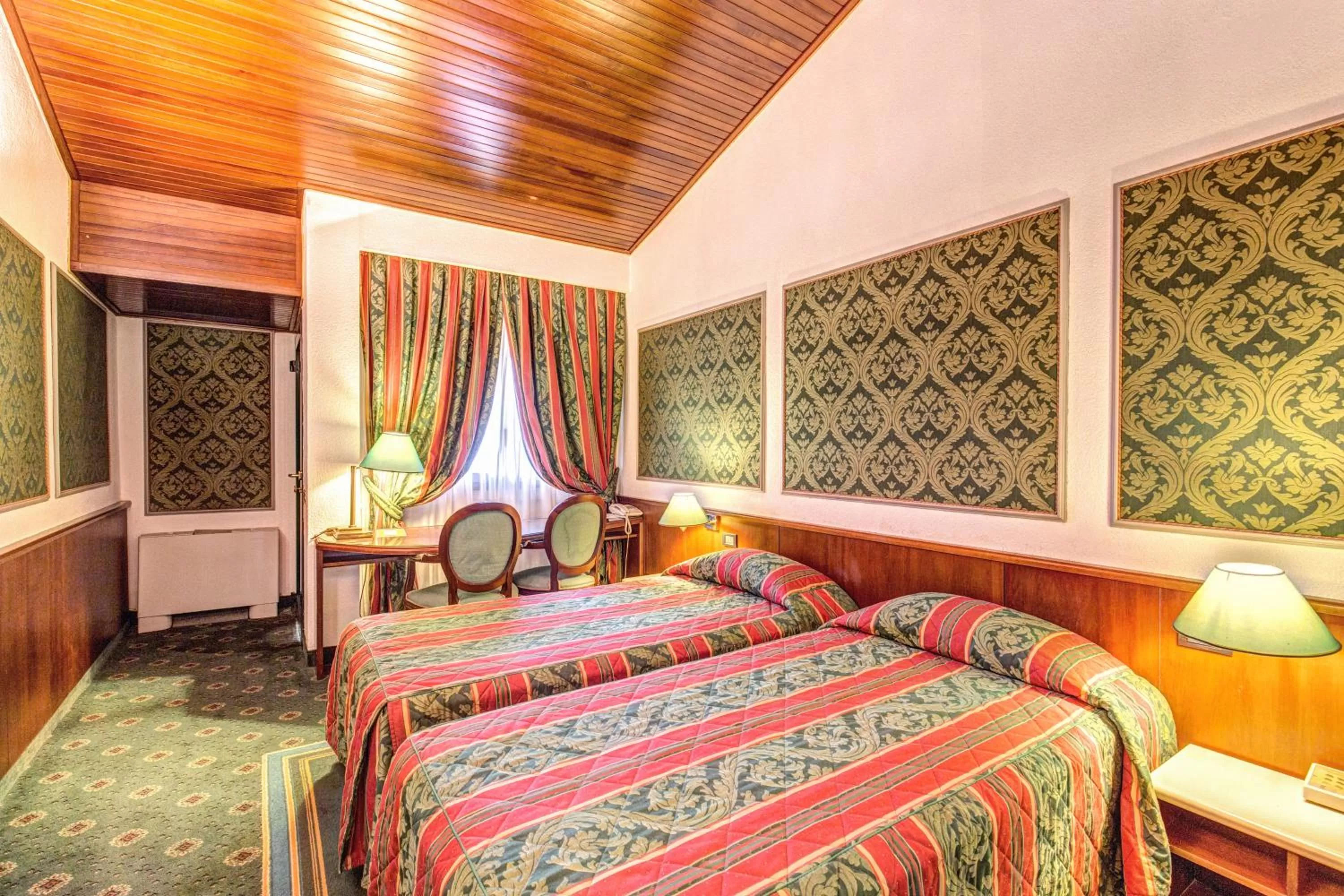 Bedroom, Bed in Hotel Motel Regal