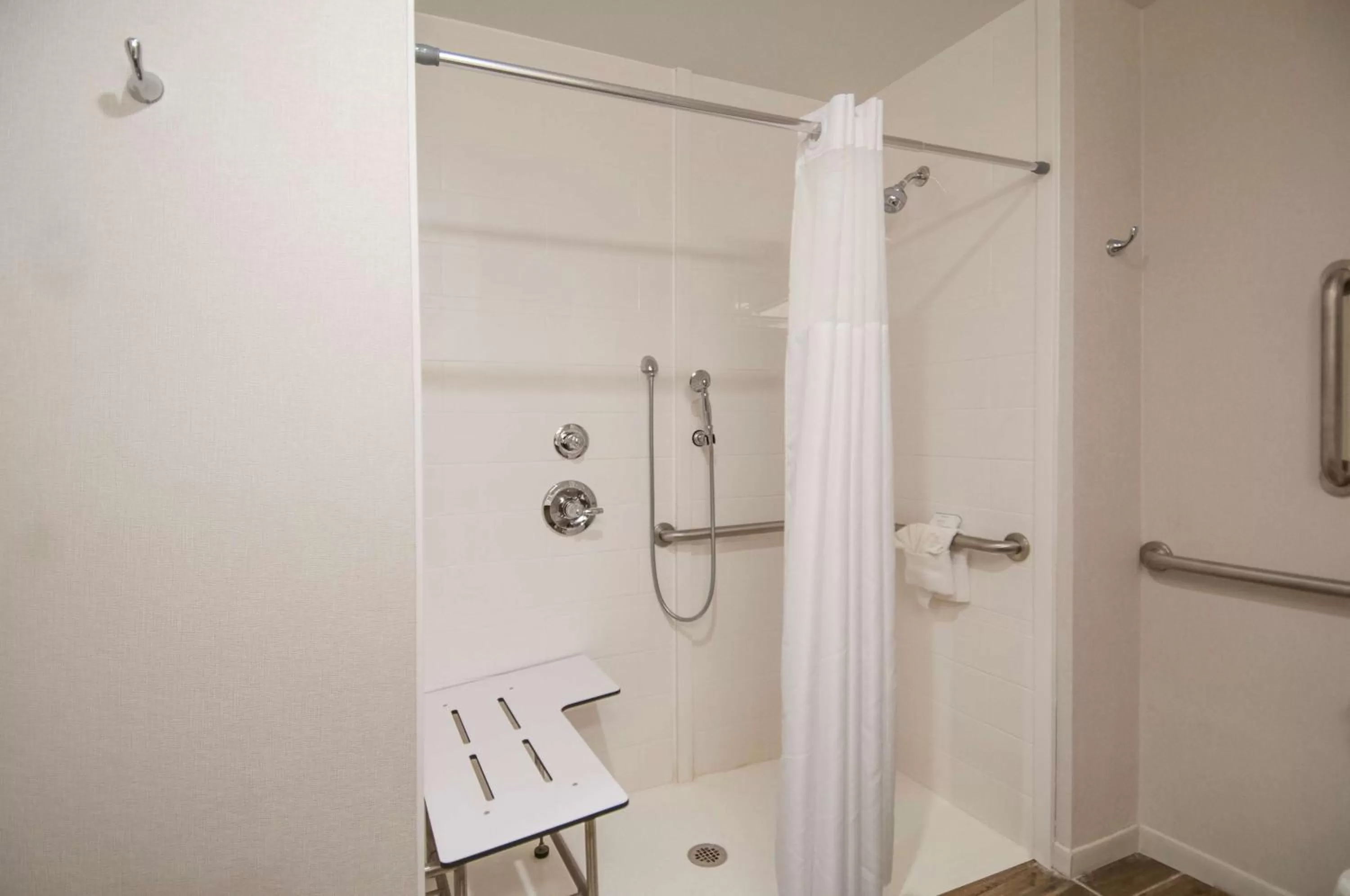 Bathroom in Hampton Inn Opelousas