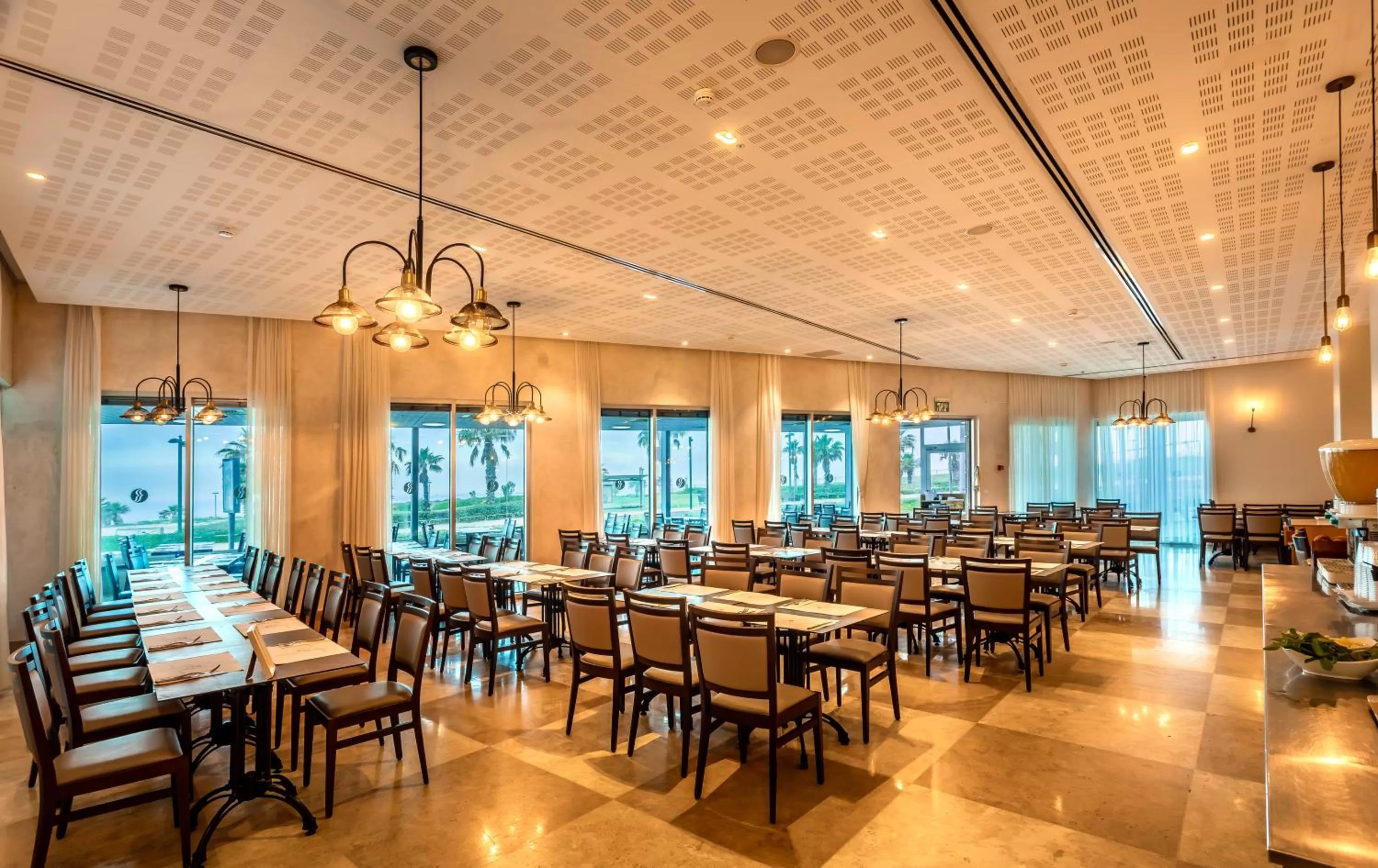 Restaurant/places to eat in Ramada Hotel & Suites by Wyndham Netanya