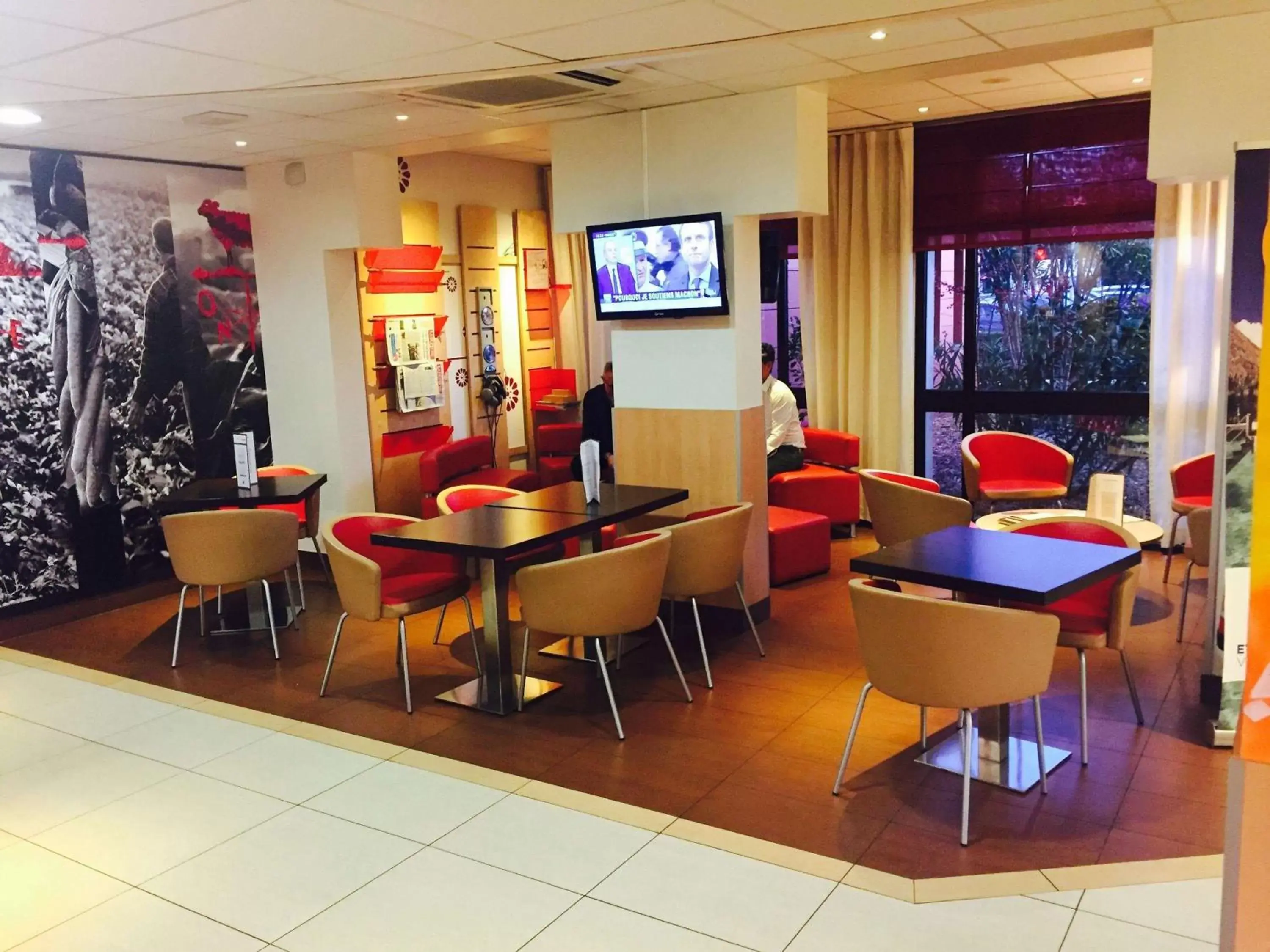 Lounge or bar in ibis Toulouse Aeroport