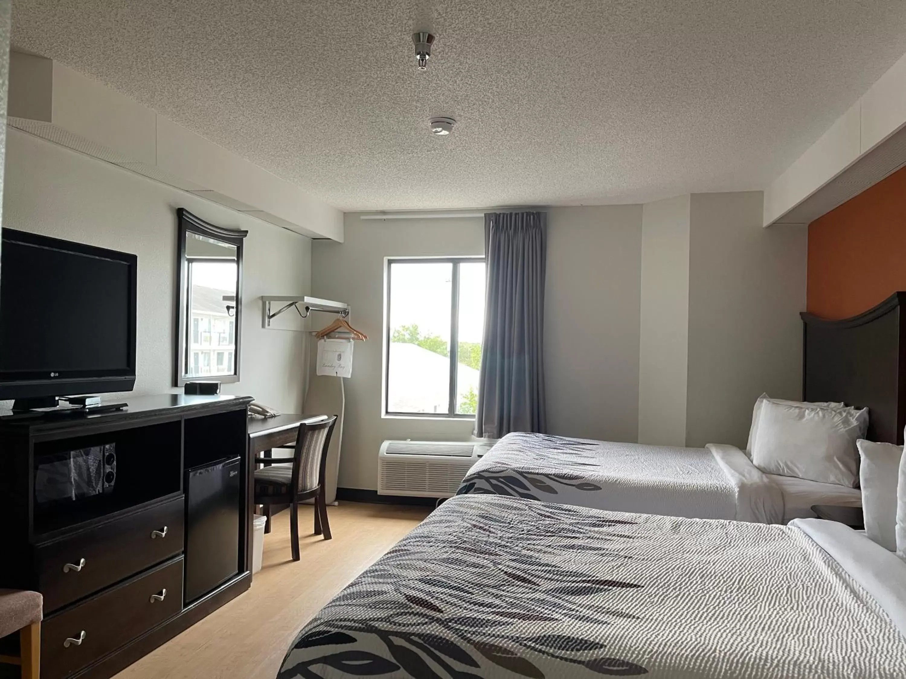 Photo of the whole room, Bed in Red Roof Inn Branson Photo of the whole room, Bed in Red Roof Inn Branson