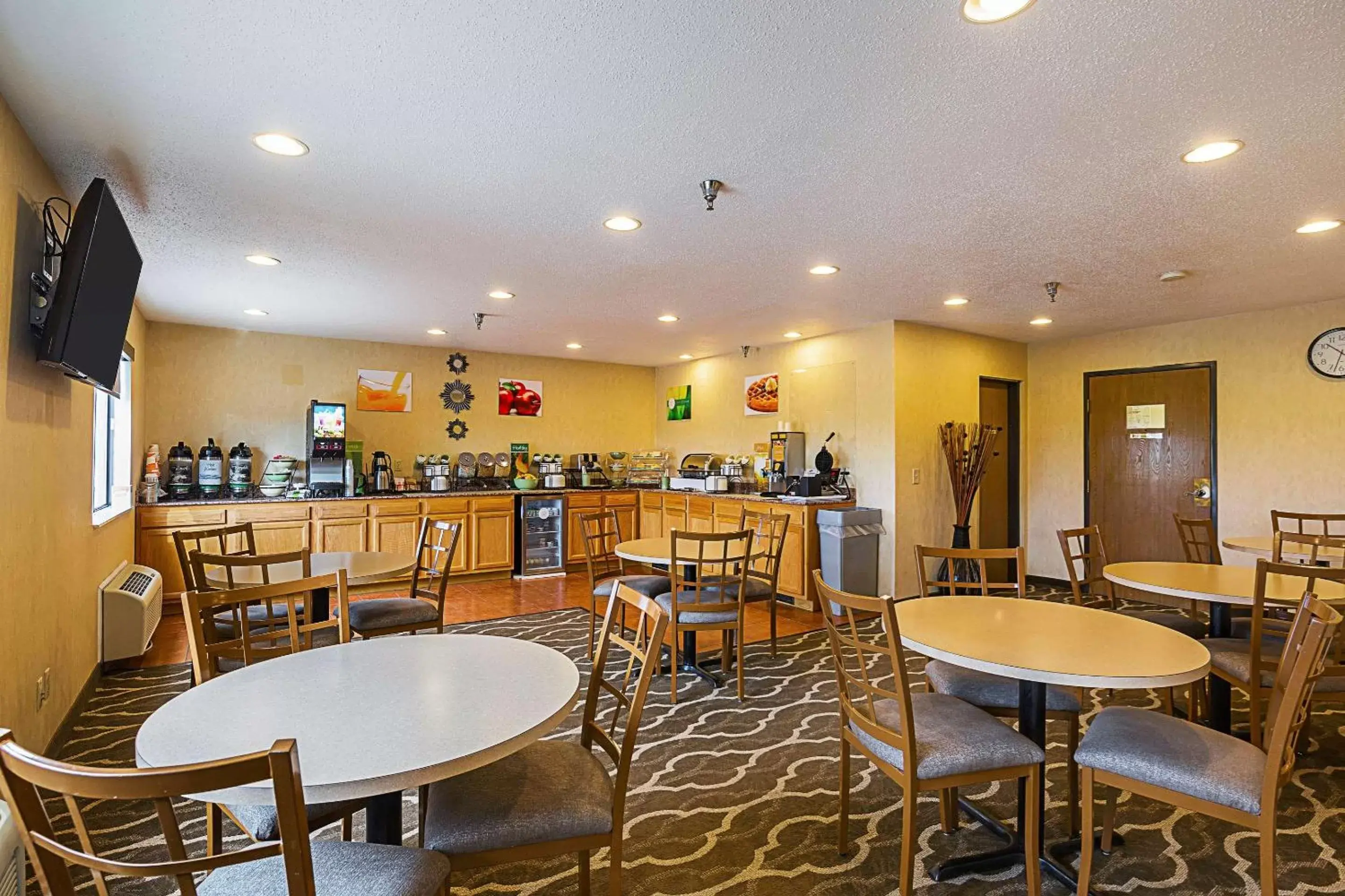 Restaurant/Places to Eat in Quality Inn Waverly