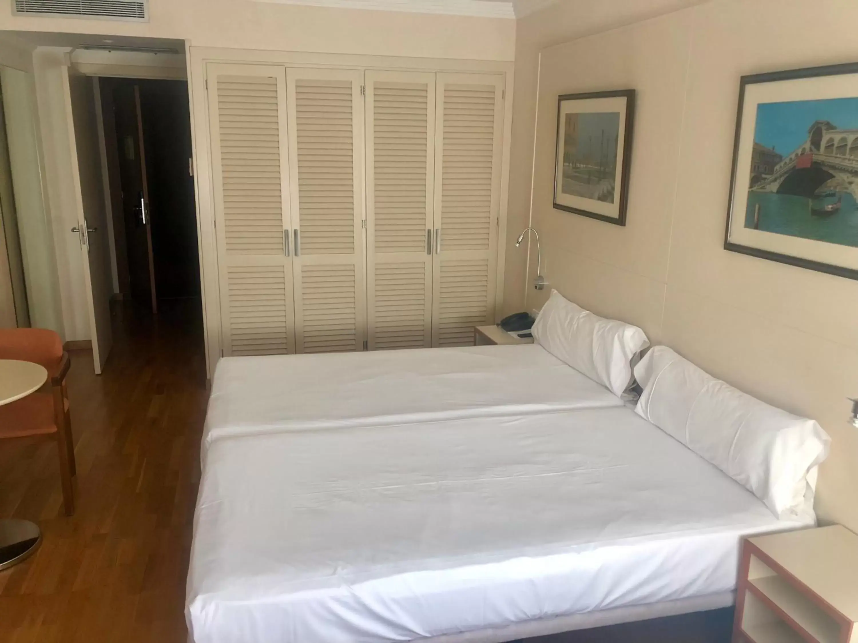 Bedroom, Bed in Hotel Urpí