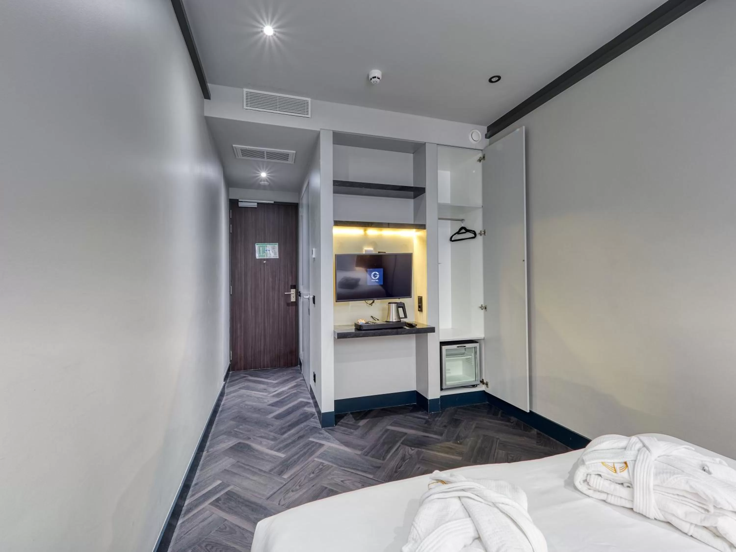 Photo of the whole room, Bed in Triple G Hotels