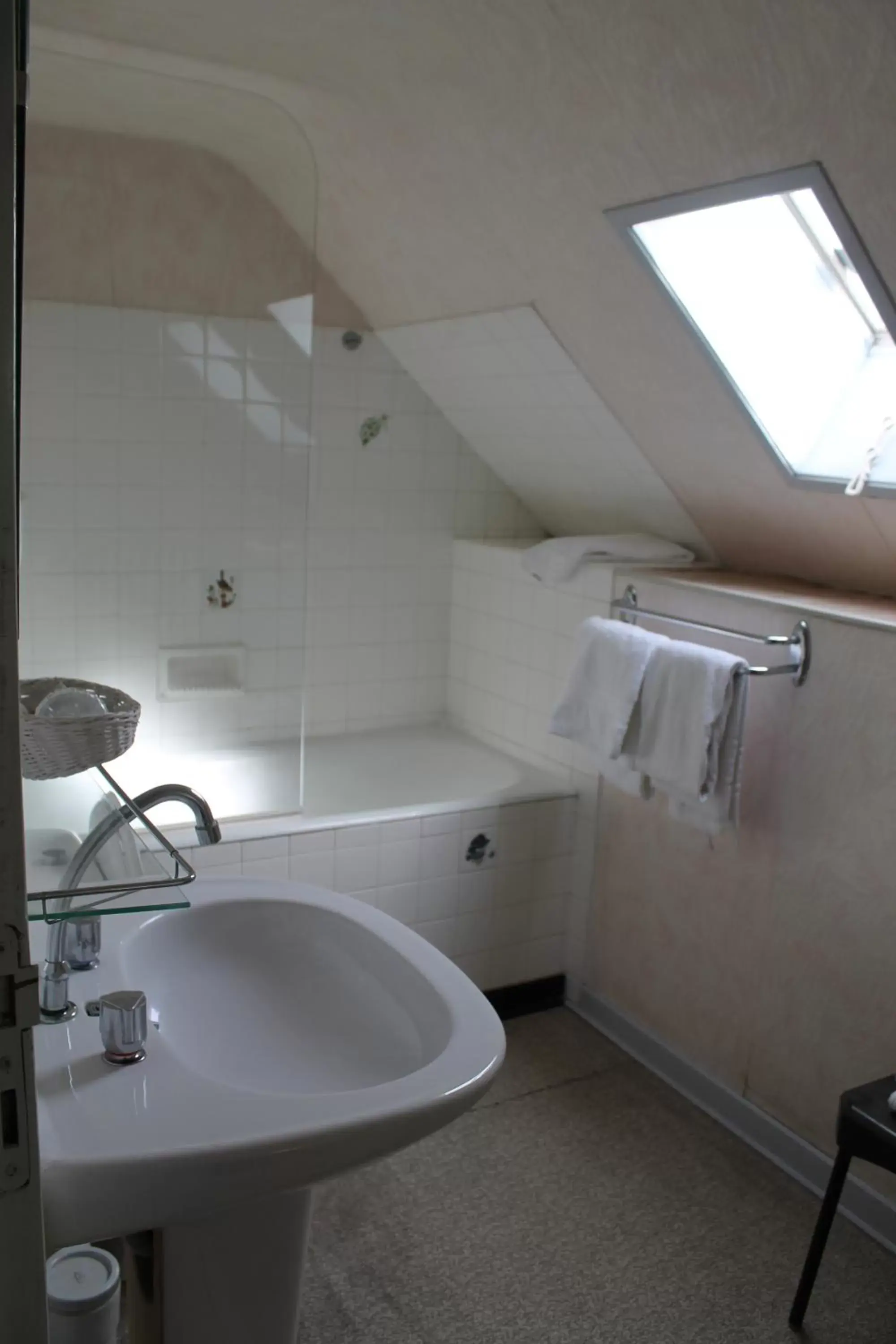 Bathroom in Hôtel Le Portalou