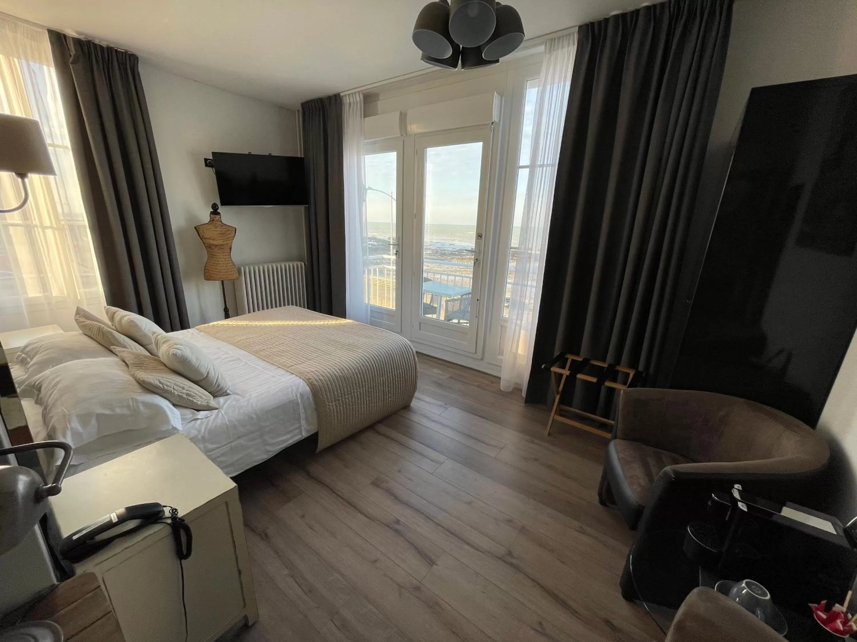 Photo of the whole room, Bed in Les Fregates