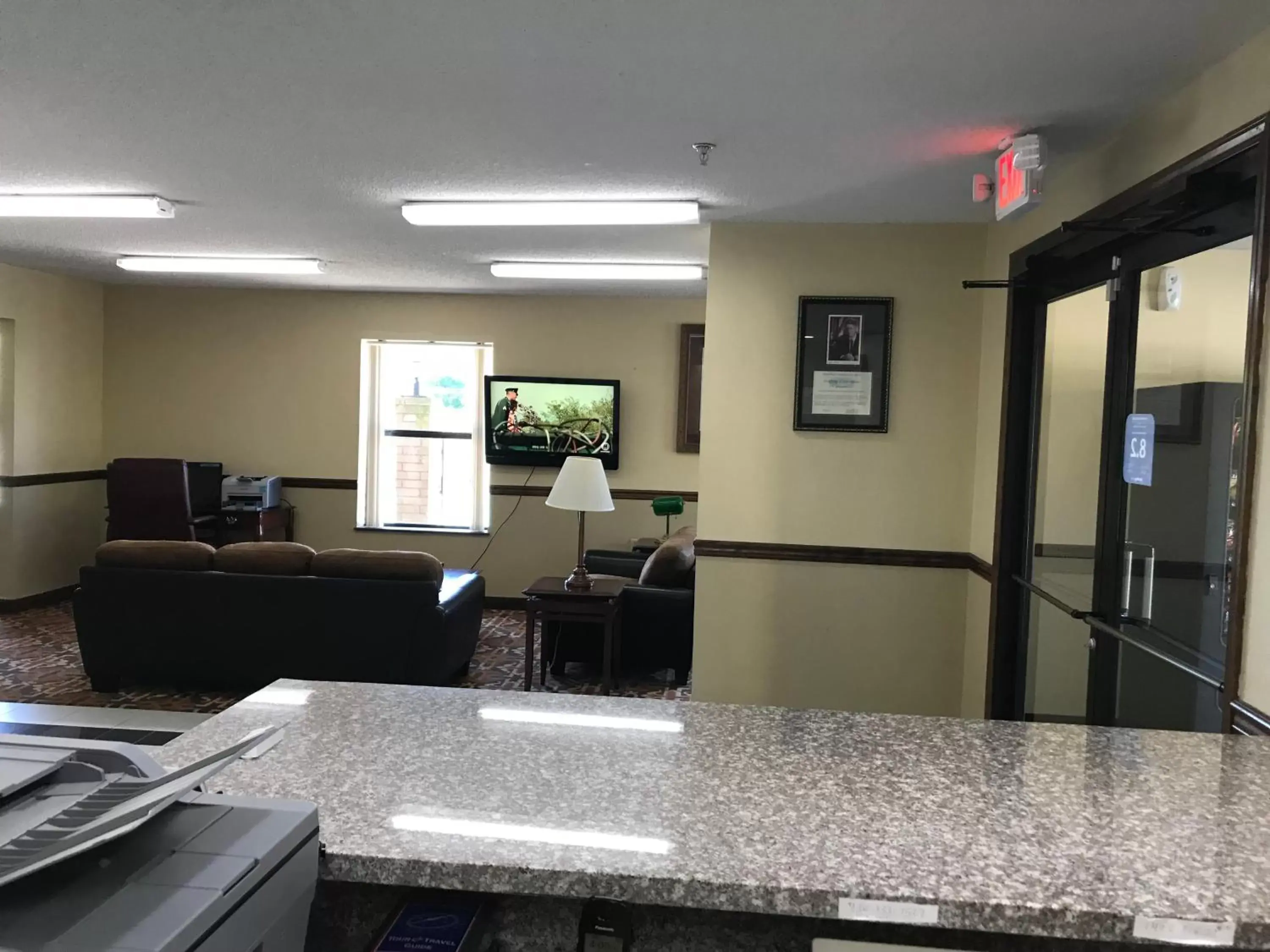 Lobby/Reception in Clairmont Inn & Suites - Warren