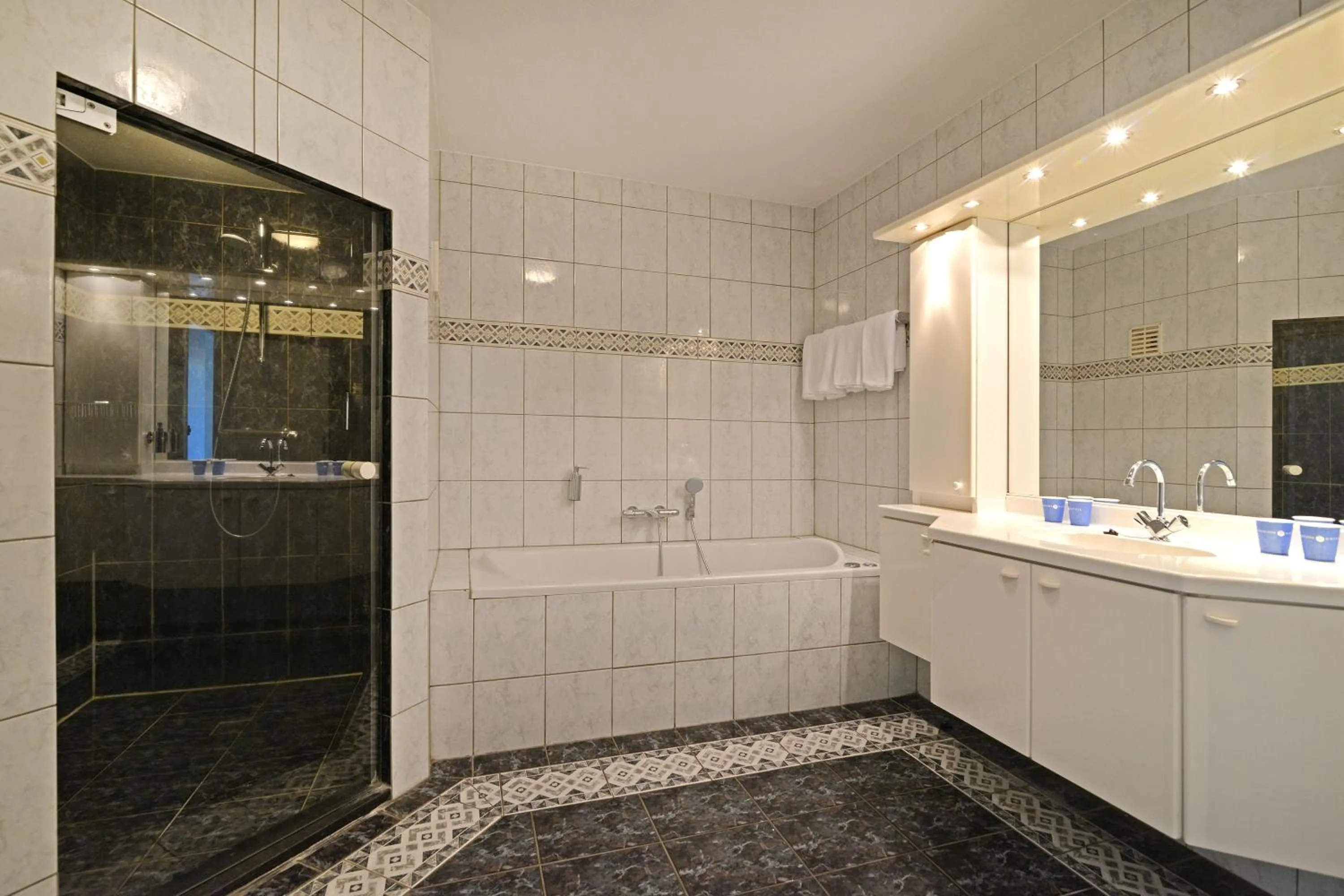 Bathroom in Fletcher Hotel - Restaurant Elzenduin