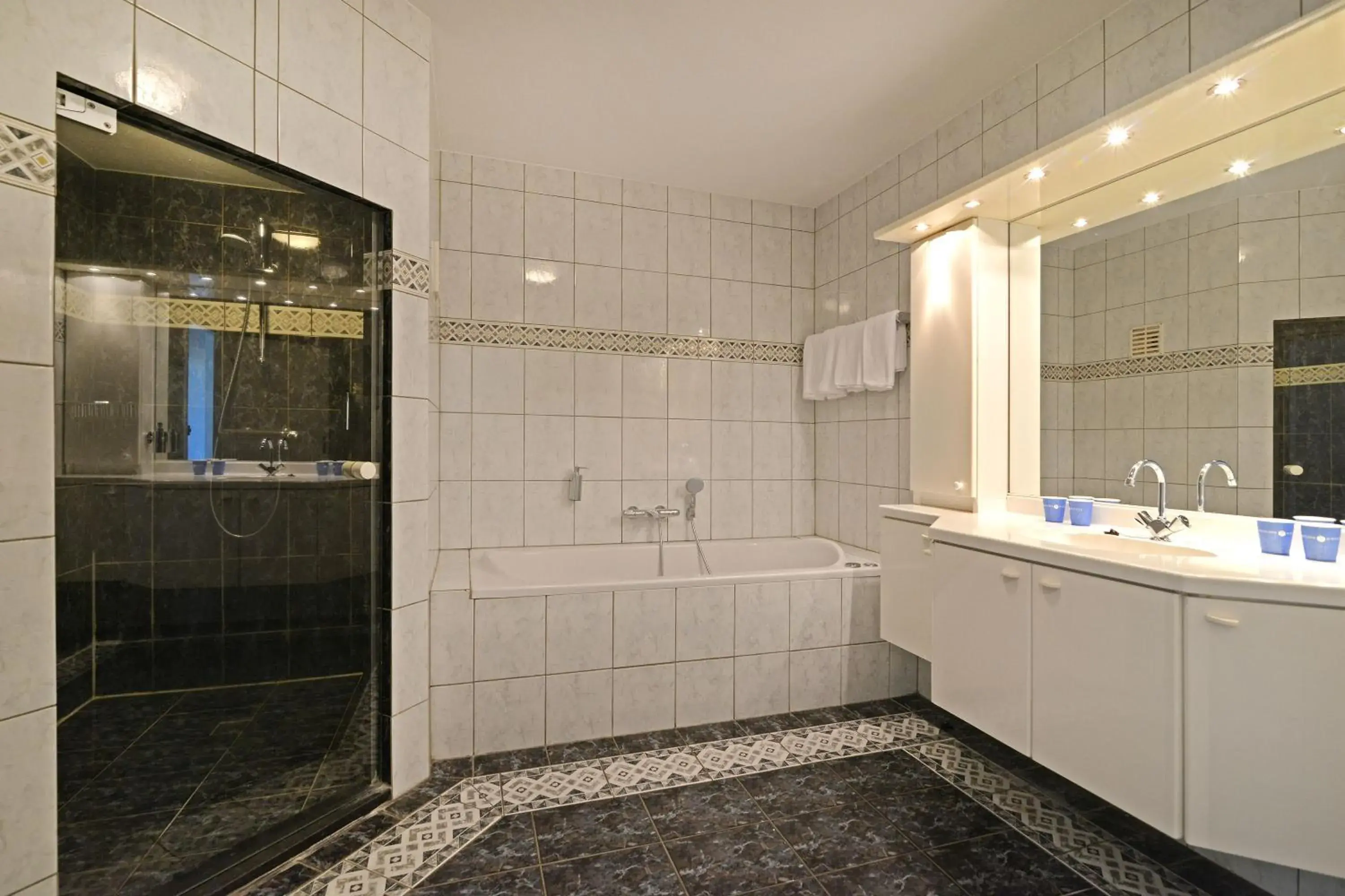 Bathroom in Fletcher Hotel - Restaurant Elzenduin