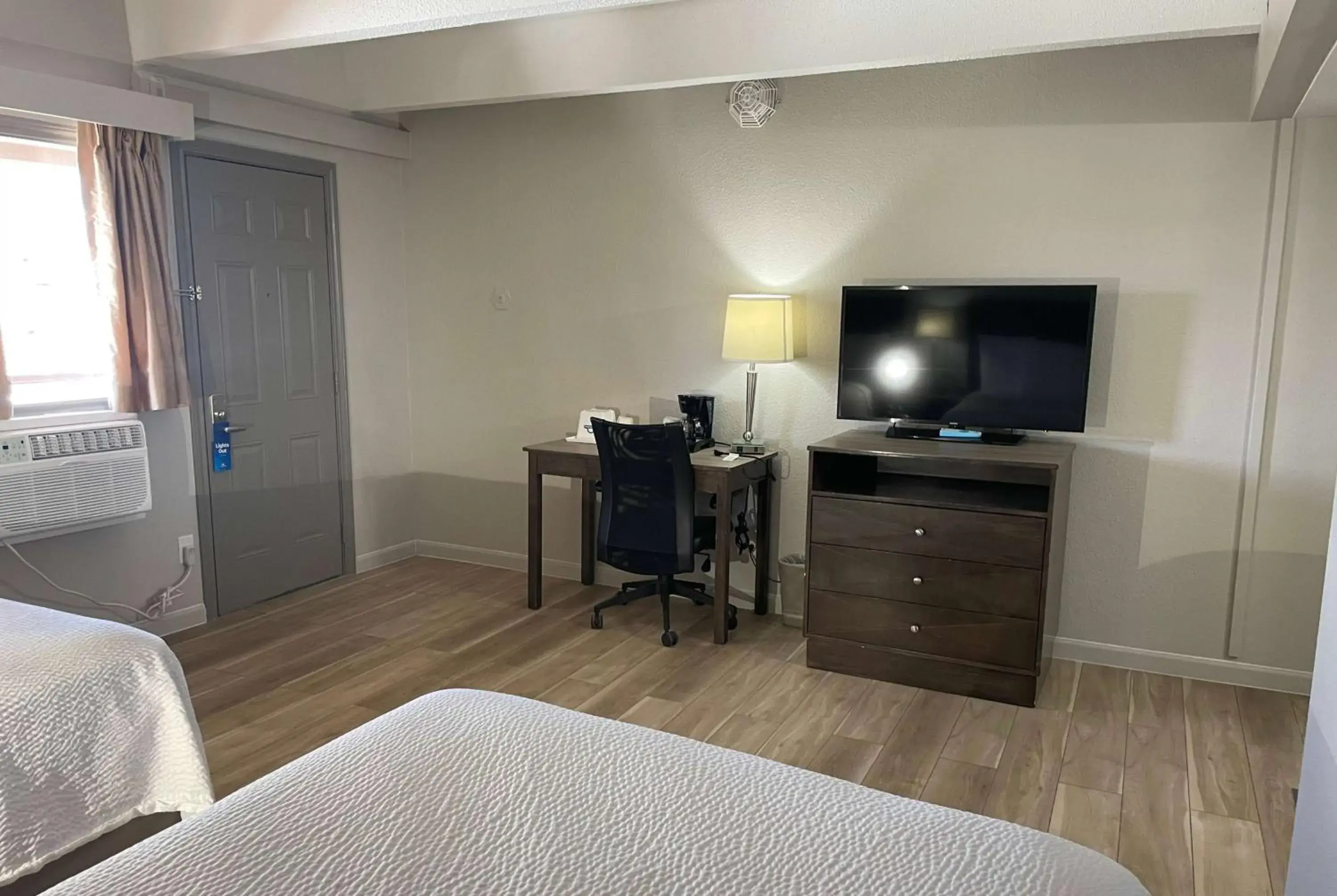Photo of the whole room, TV/Entertainment Center in Days Inn by Wyndham Denver Downtown
