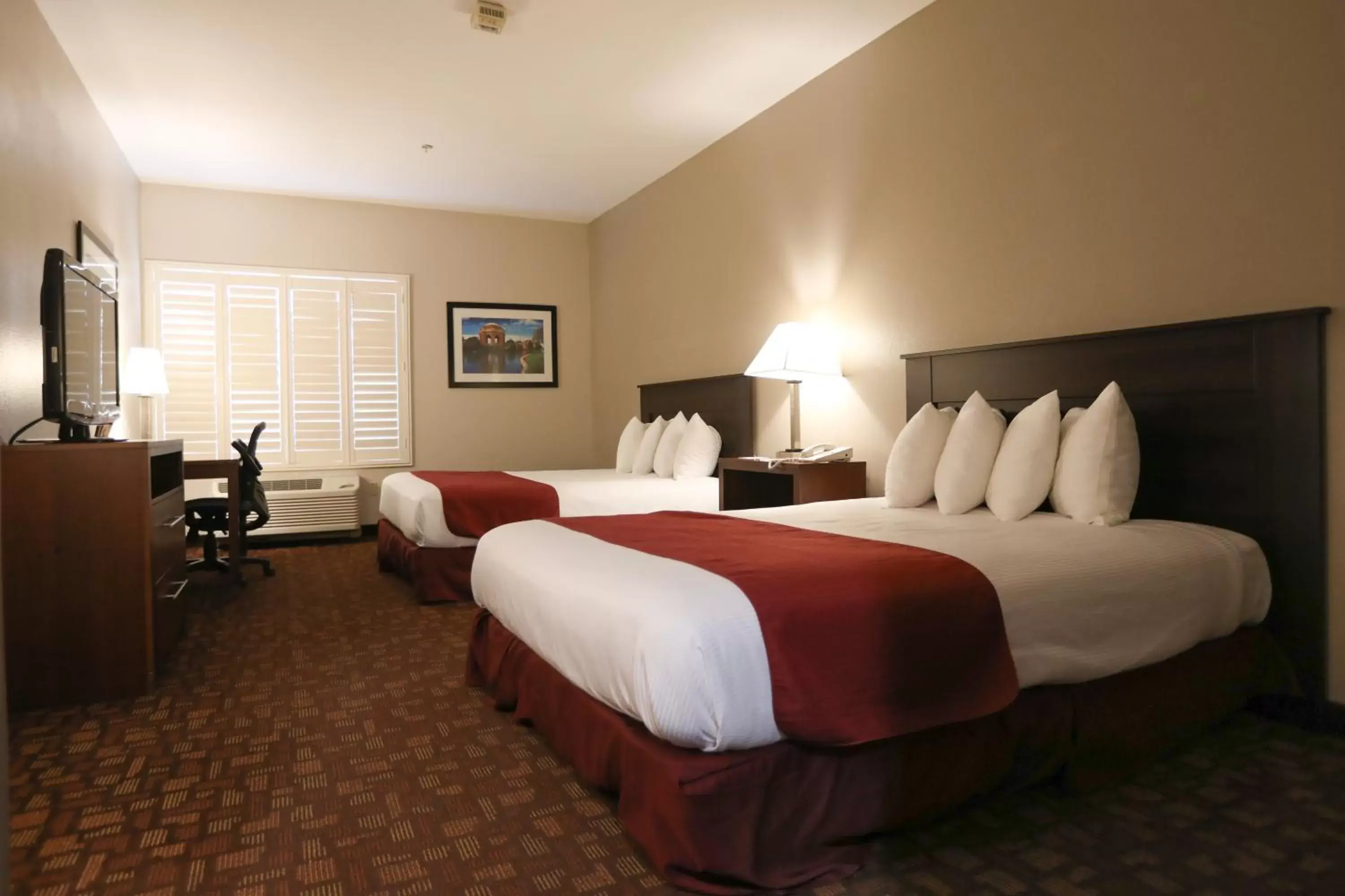 Photo of the whole room, Bed in Best Western Lanai Garden Inn & Suites