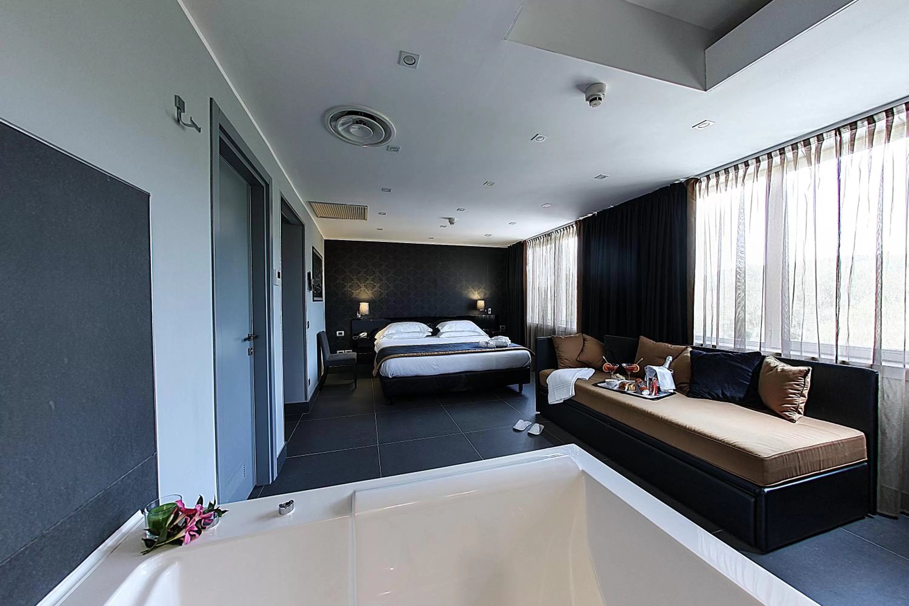 Hot Tub, Bed in Best Western JFK Hotel