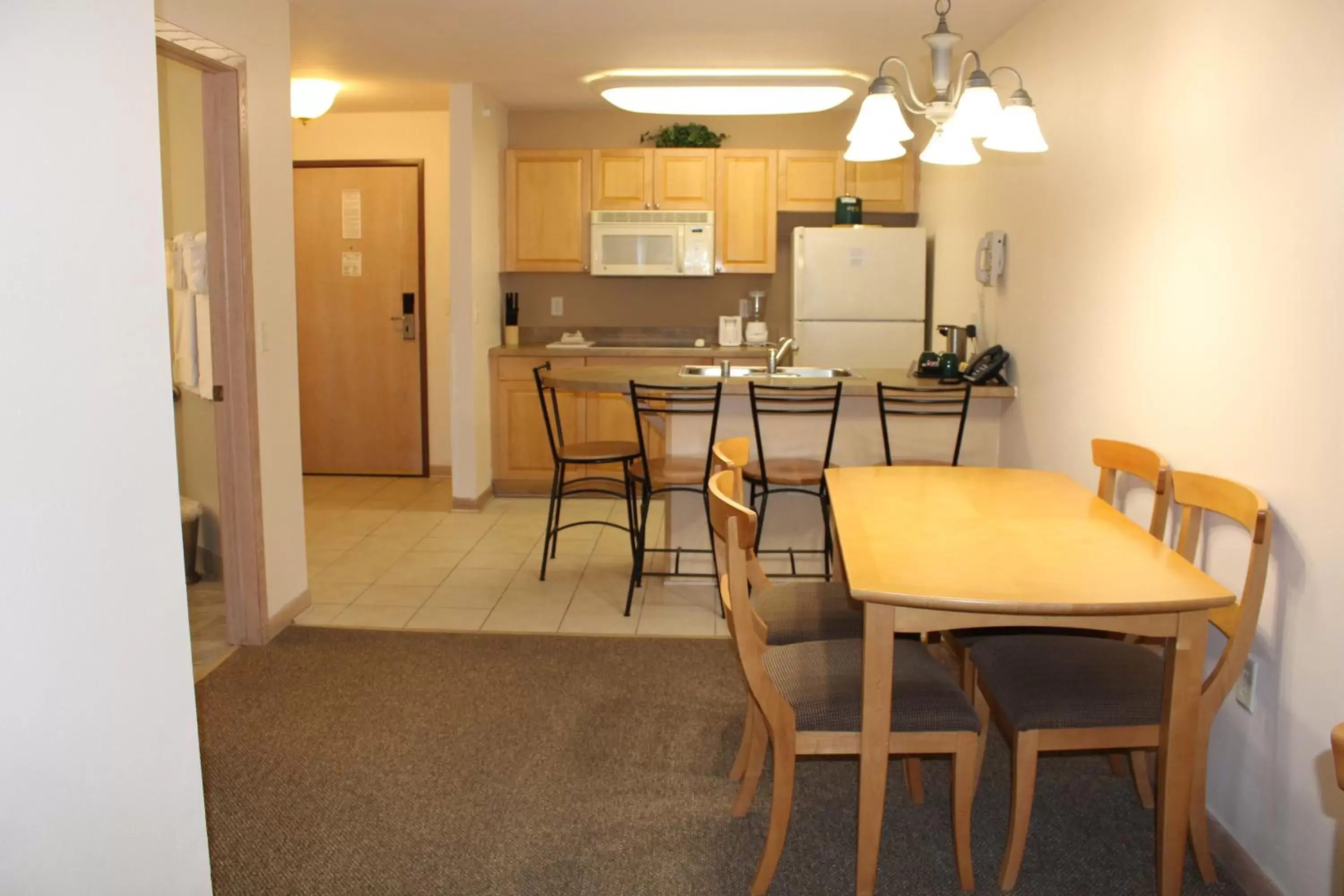 Kitchen or kitchenette, Dining Area in Mill Creek Hotel