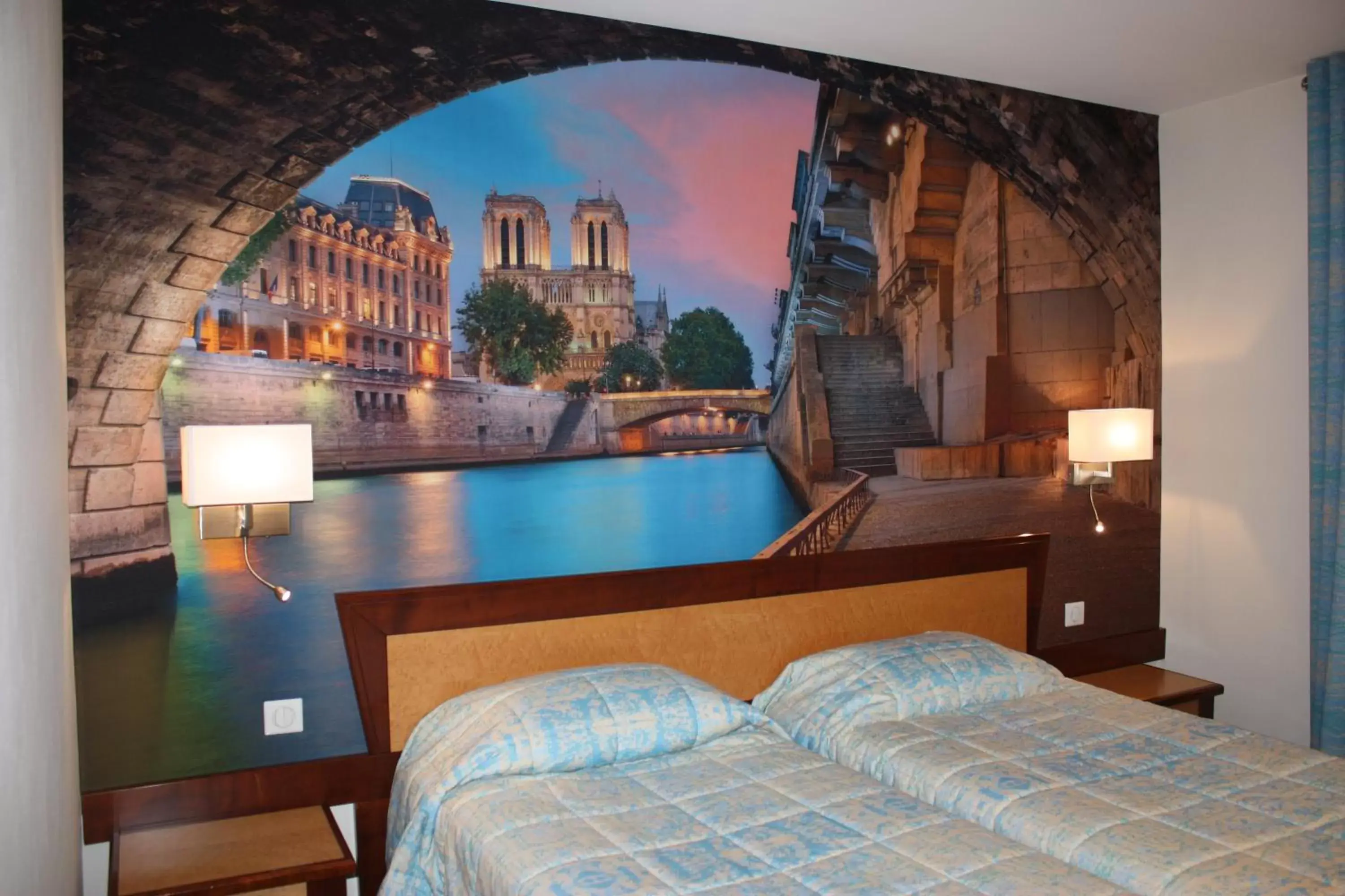 Bedroom in Hotel Terminus Montparnasse