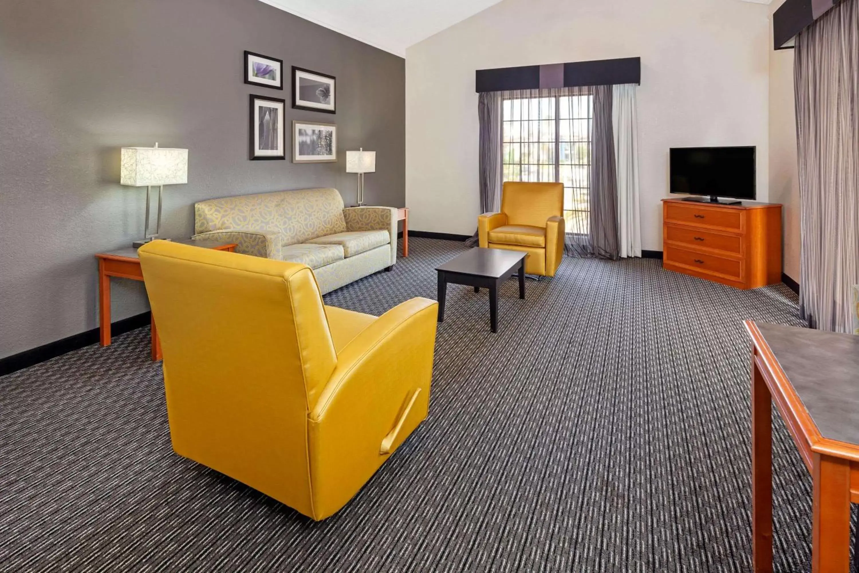 Photo of the whole room, Seating Area in La Quinta Inn by Wyndham Ventura