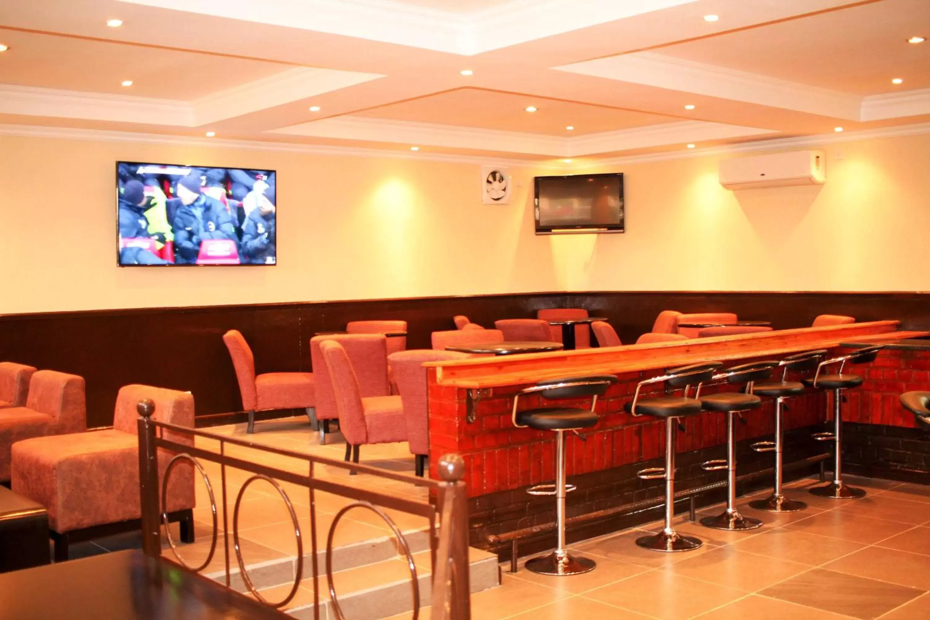 Communal lounge/ TV room, Restaurant/Places to Eat in Sunbird Mount Soche