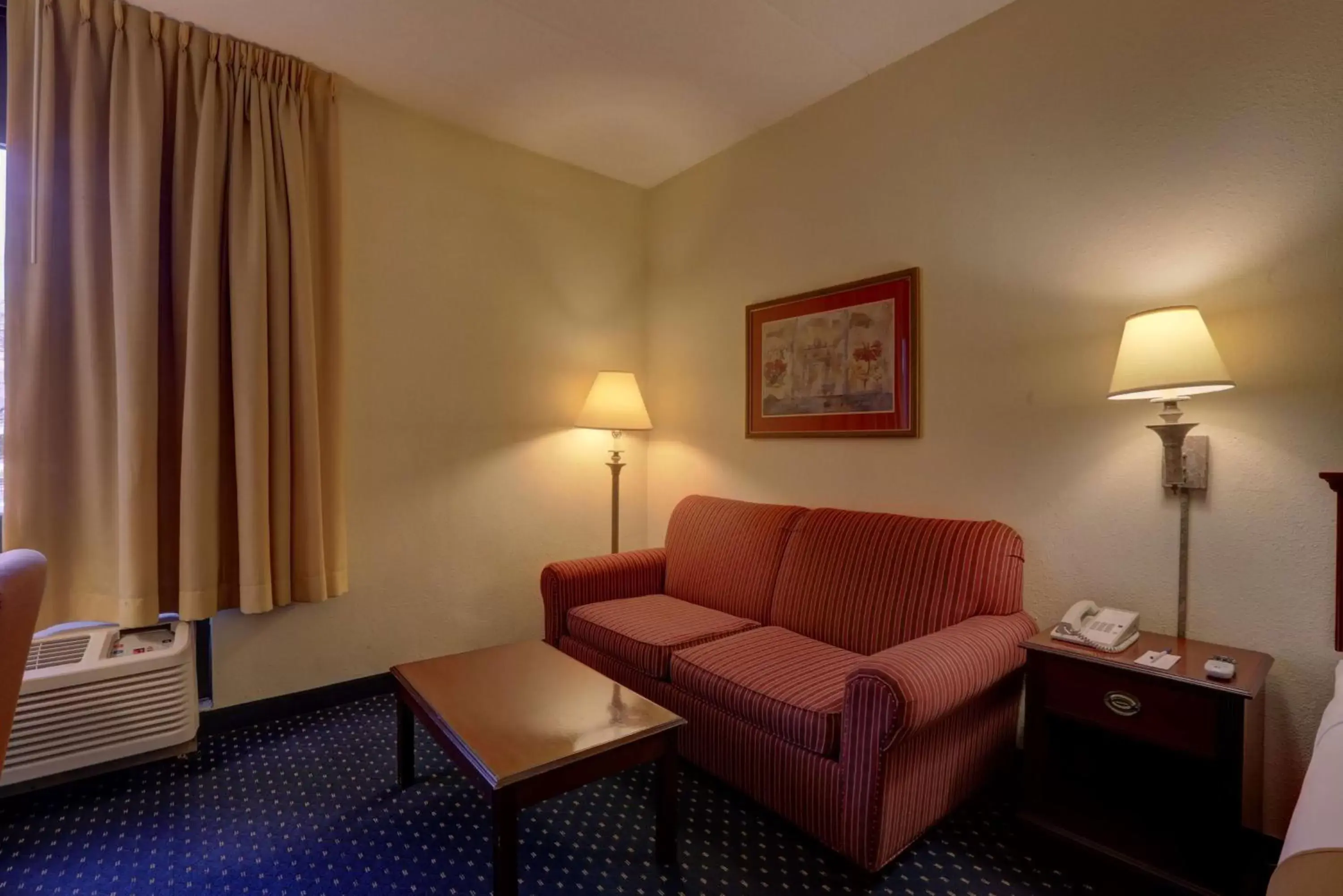 Photo of the whole room, Seating Area in SureStay Plus Hotel by Best Western Chicago Lombard