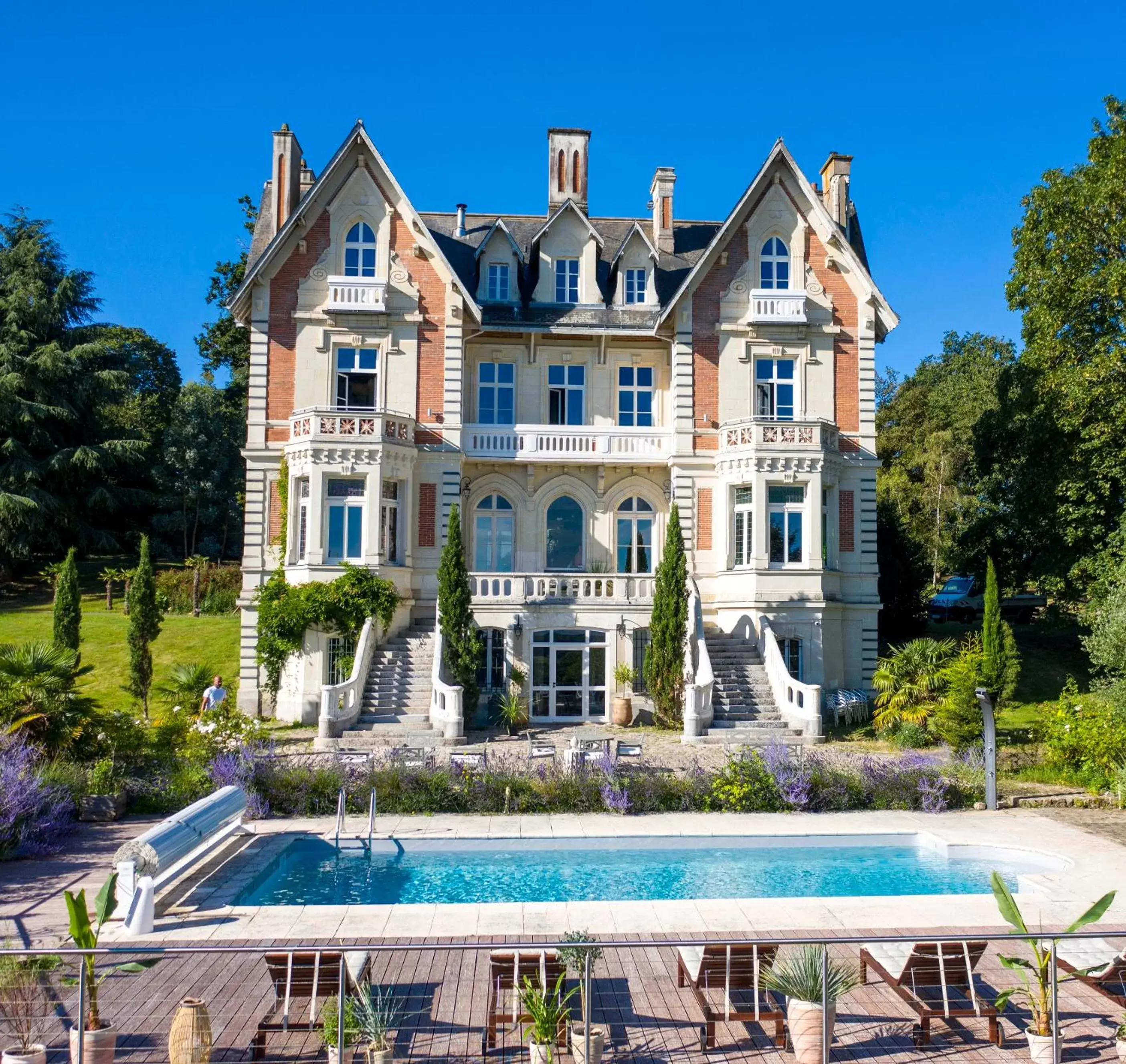Property building, Swimming Pool in Château des Forges par Slow Village