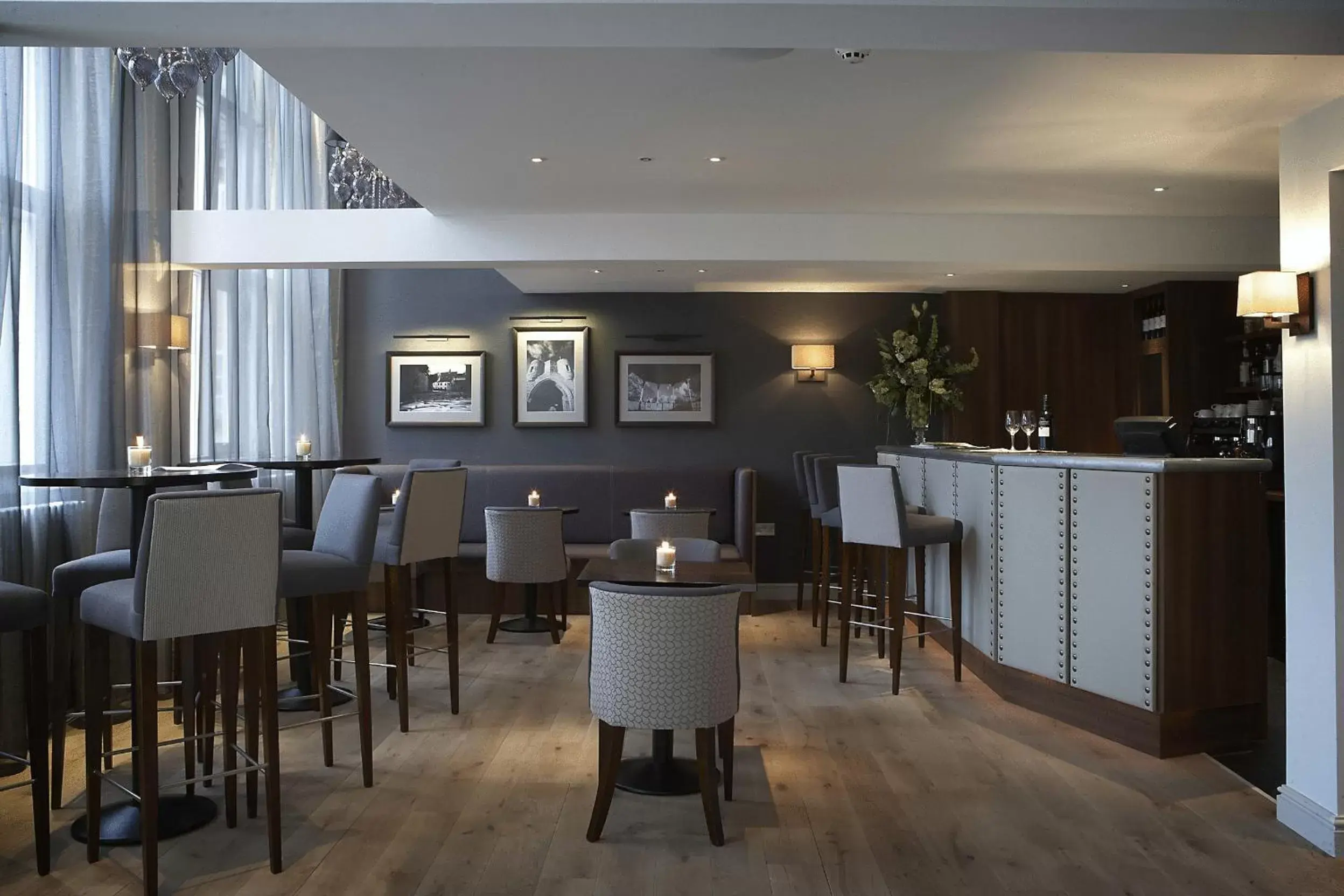 Lounge or bar, Restaurant/Places to Eat in Castle Hotel & Apartments