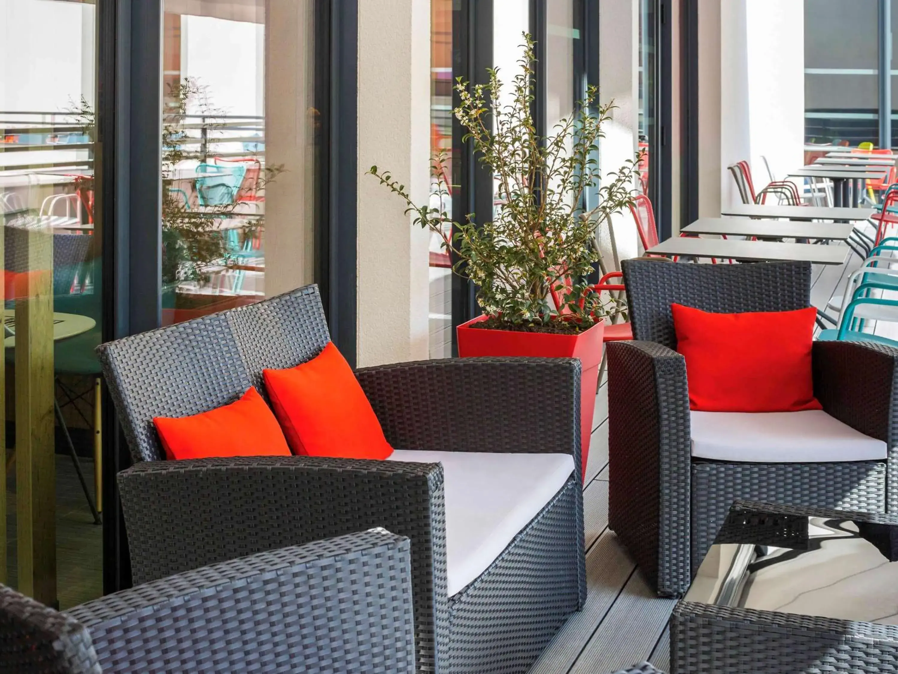 Lounge or bar, Seating Area in ibis Saint Quentin en Yvelines - Velodrome