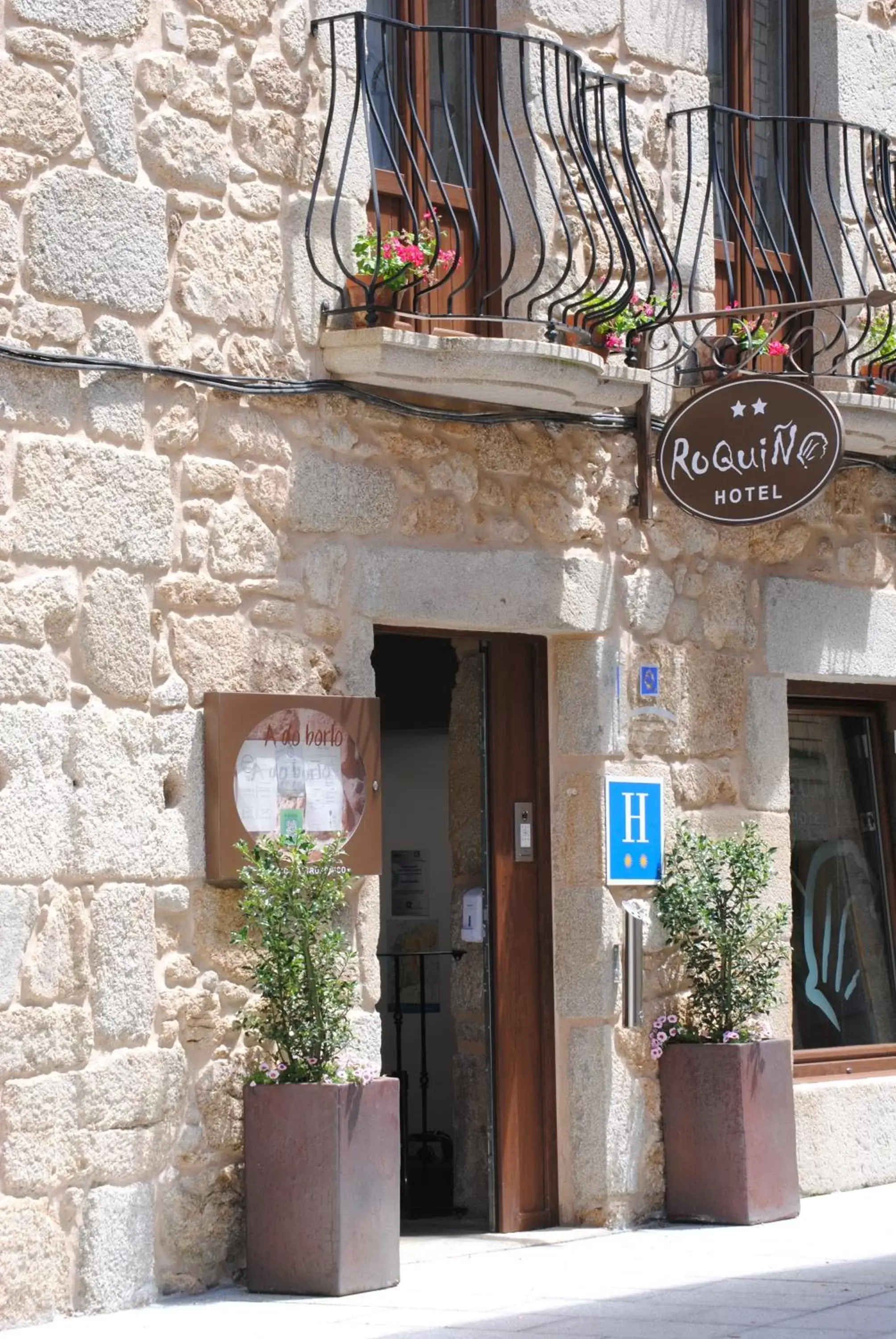 Facade/entrance in Hotel Roquiño