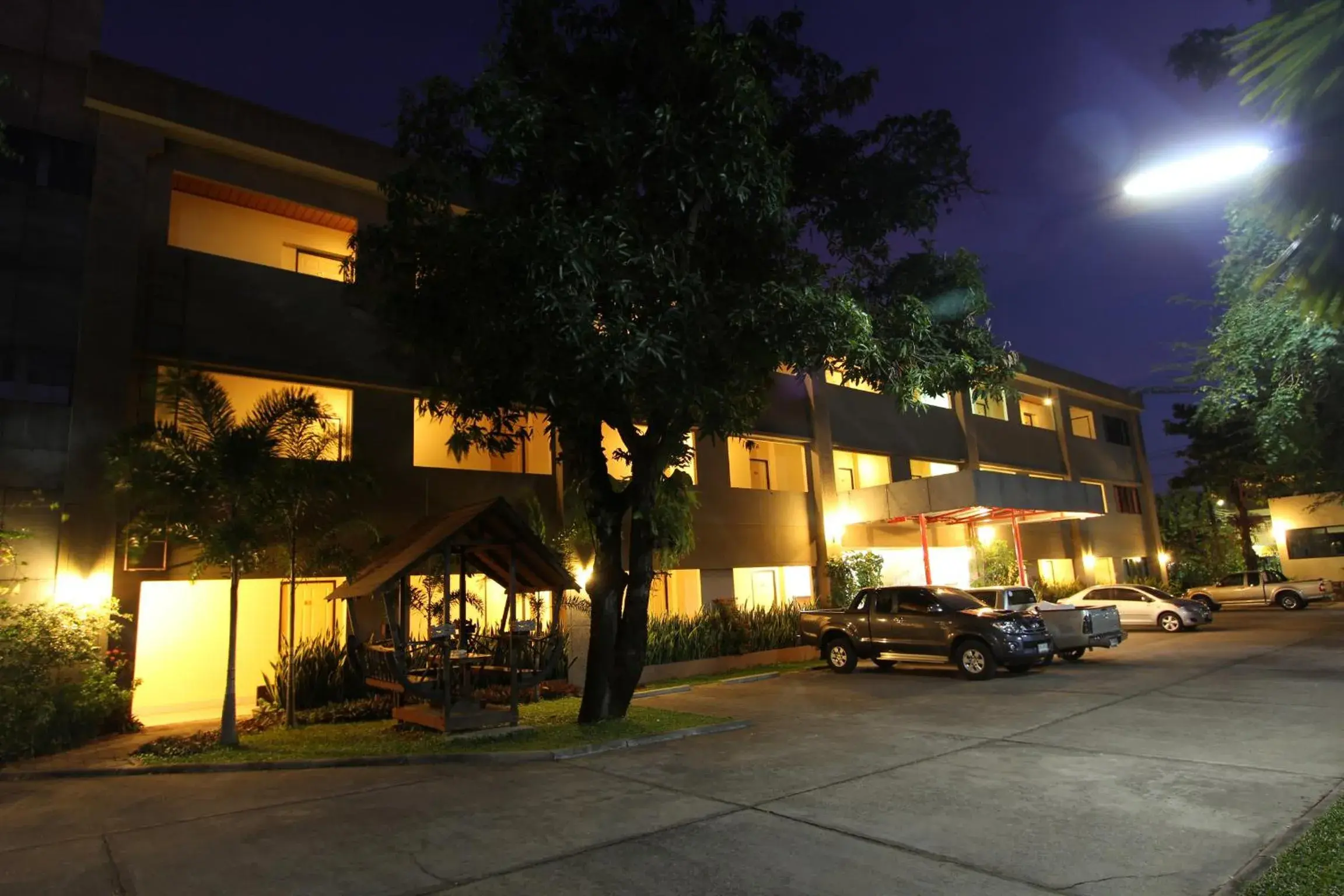 Facade/entrance, Property Building in Srisomthai Hotel