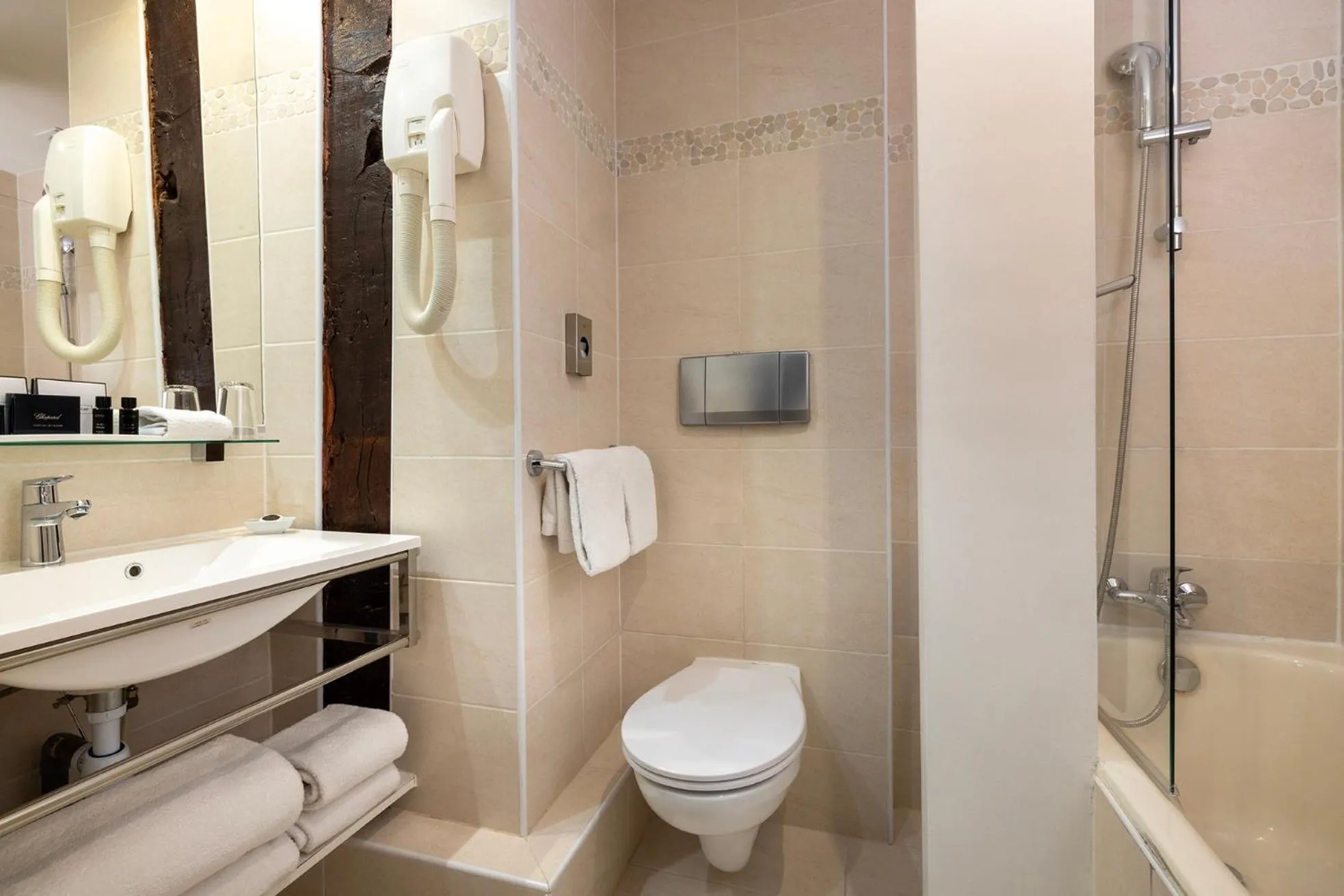 Bathroom in Relais Hôtel du Vieux Paris