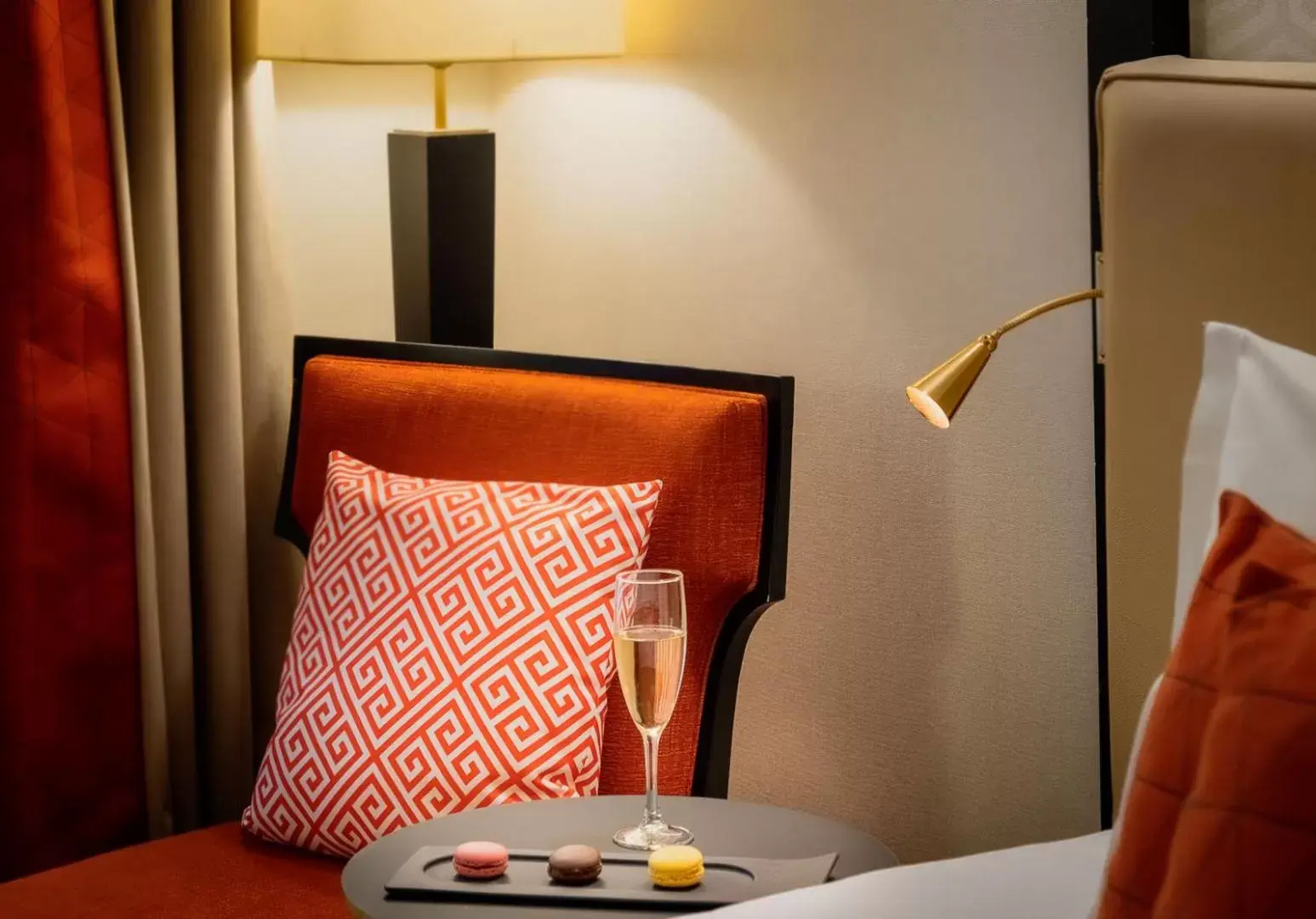 Food and drinks, Bed in Hôtel Le Marquis by Inwood Hotels