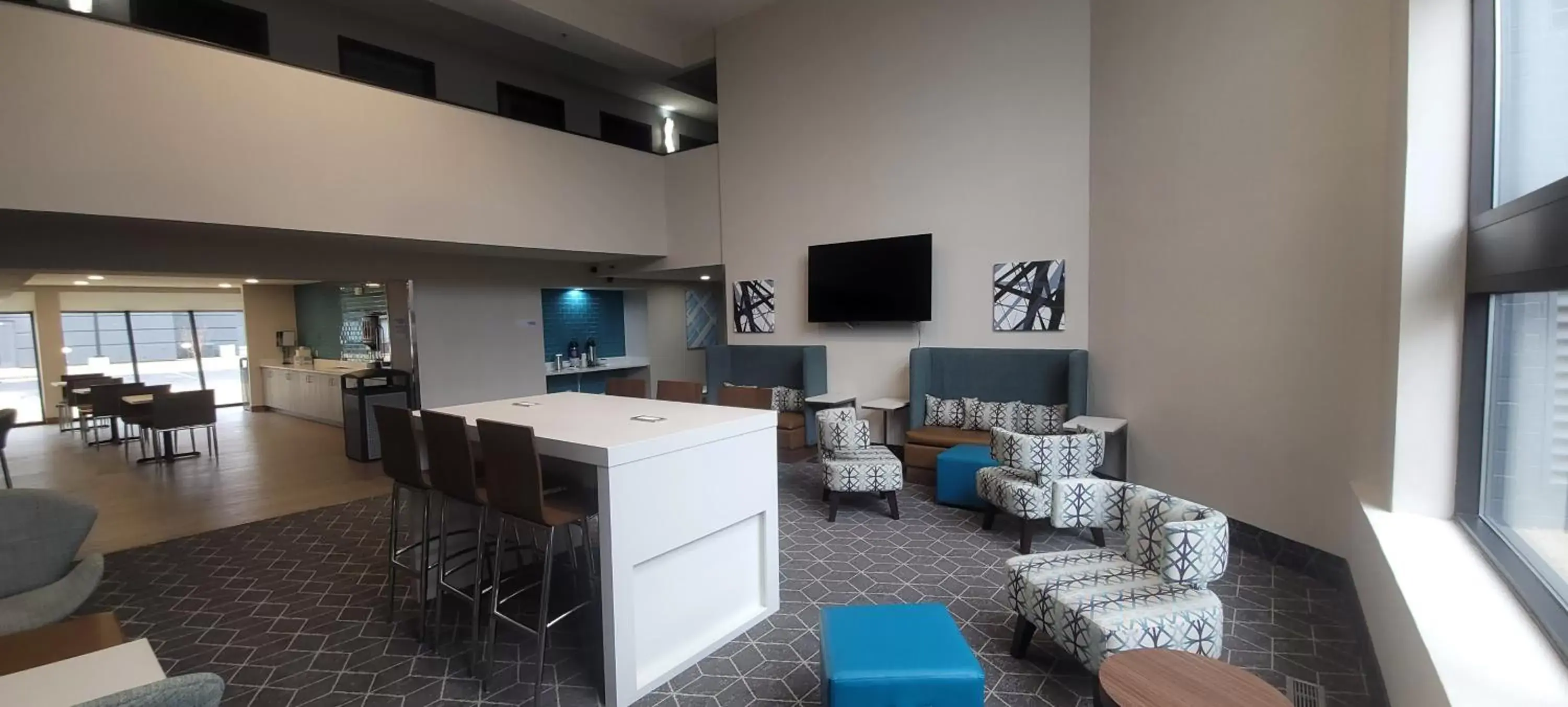 Communal lounge/ TV room, TV/Entertainment Center in Clarion Pointe OKC Airport