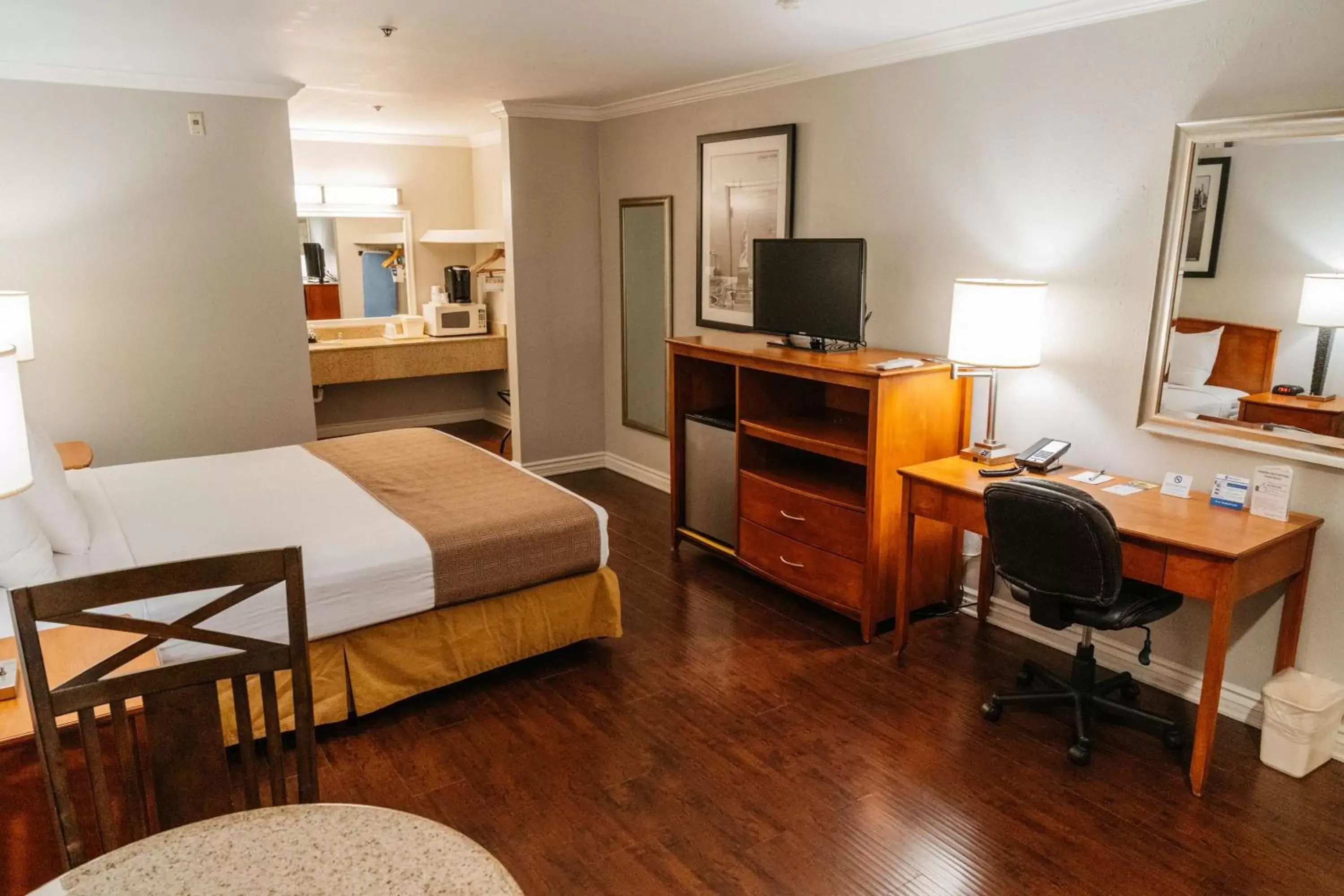 Photo of the whole room, TV/Entertainment Center in Best Western Palm Garden Inn