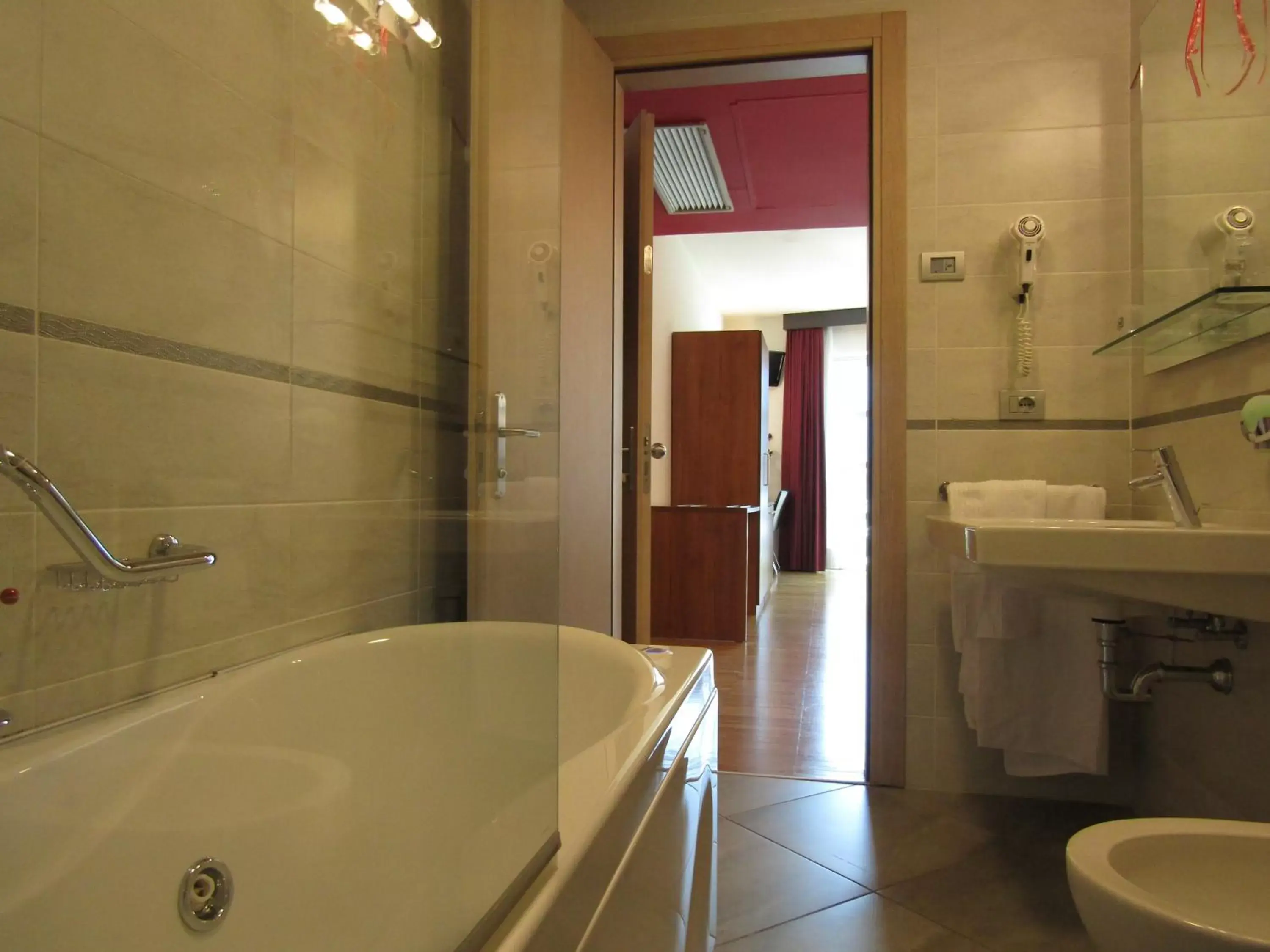 Hot Tub, Bathroom in Al Marinaio Hotel Garni