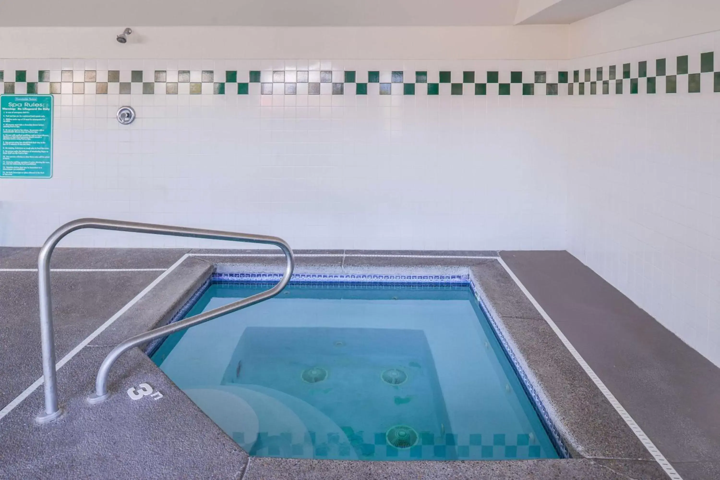 Hot Tub, Swimming Pool in Travelodge by Wyndham, Newberg