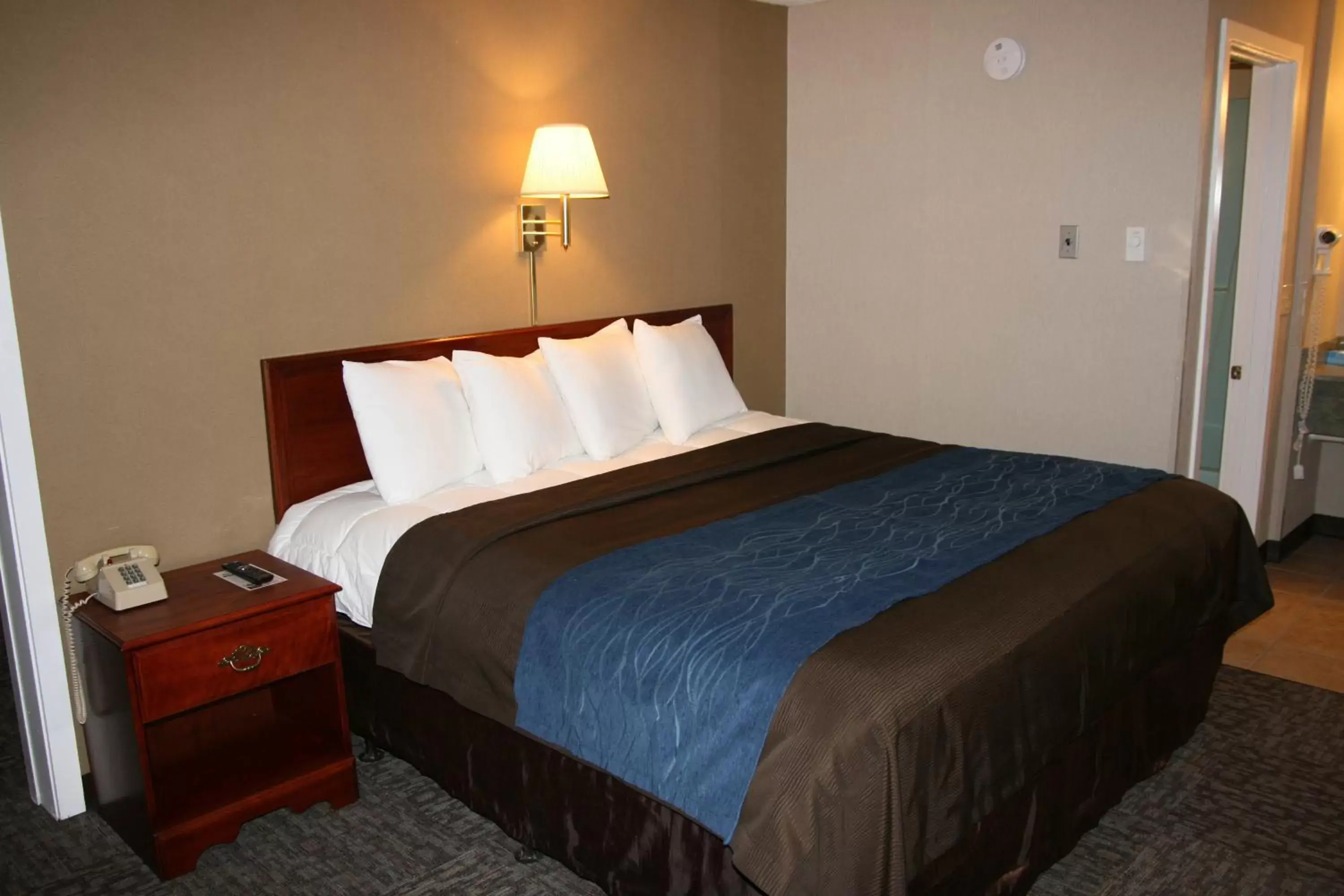 Bed in Bangor Inn & Suites Bed in Bangor Inn & Suites