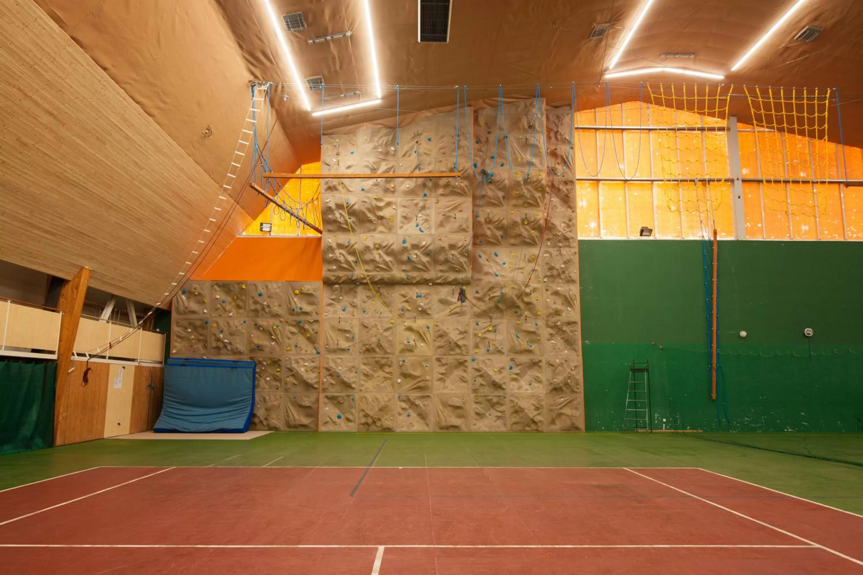 Tennis court in Sport-V-Hotel