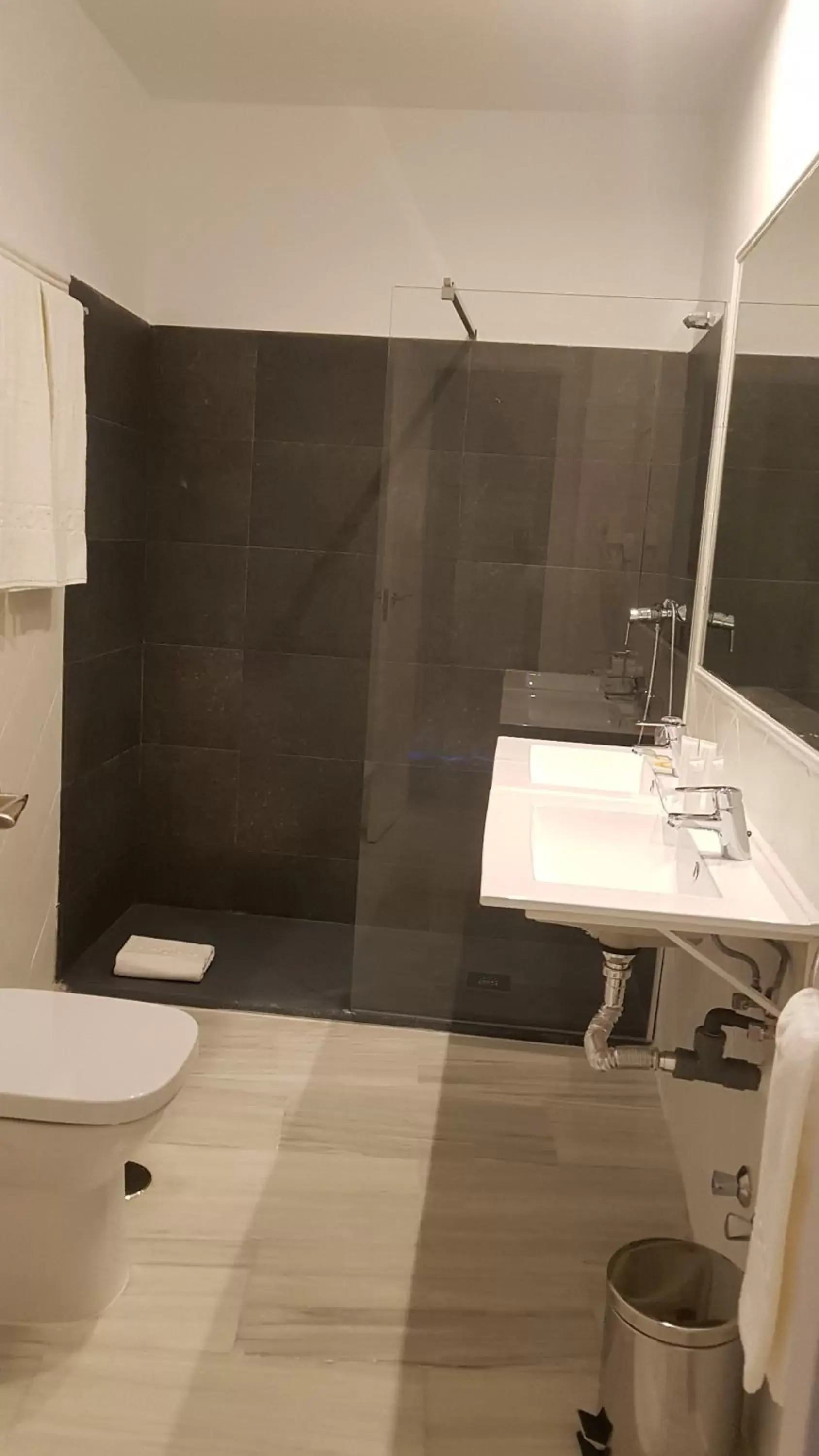 Bathroom in Basic Hotel Sevilla Catedral