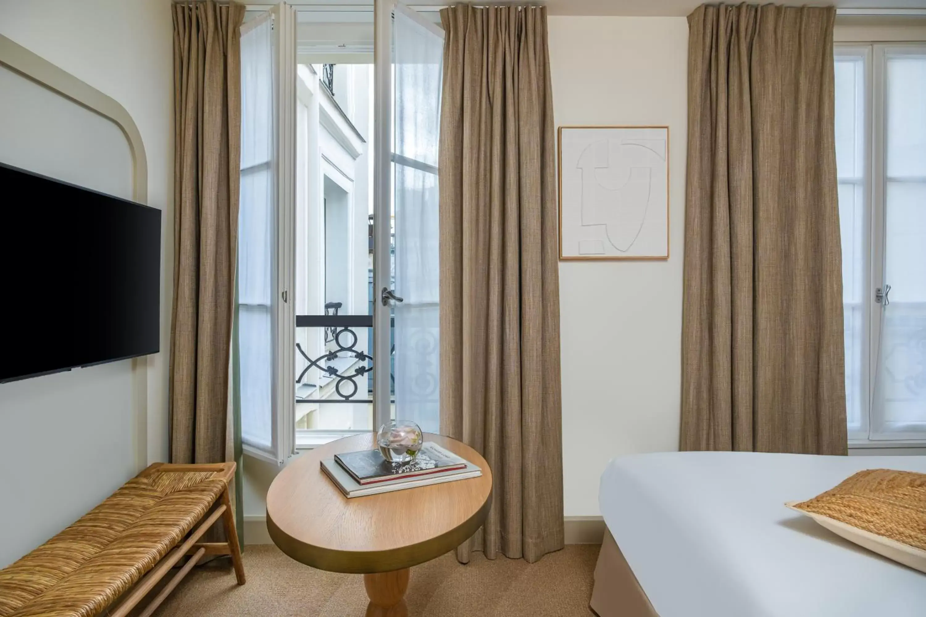 Bedroom, TV/Entertainment Center in Hôtel Le Monna Lisa by Inwood Hotels
