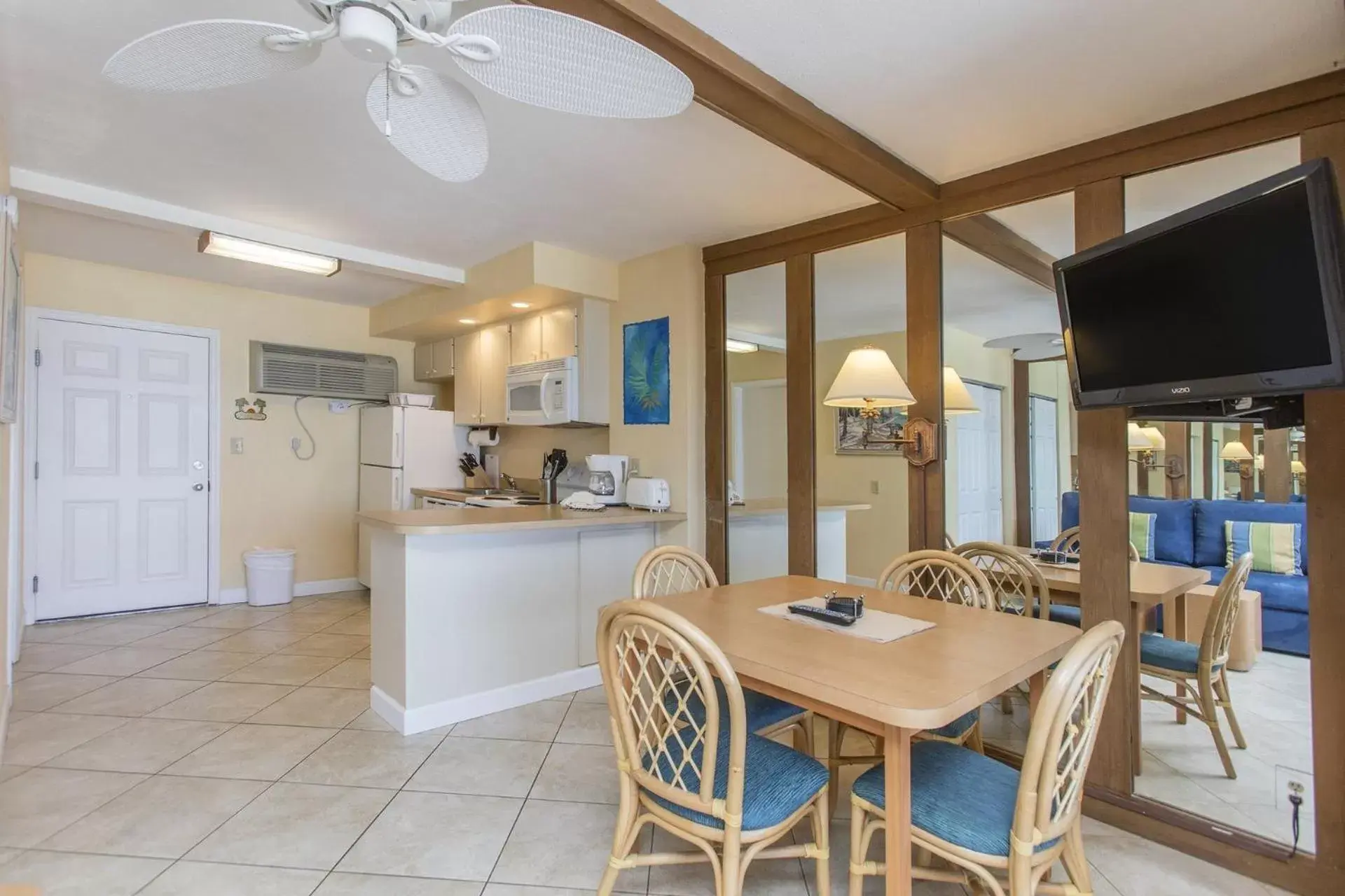 Dining Area in Sea Club IV Resort