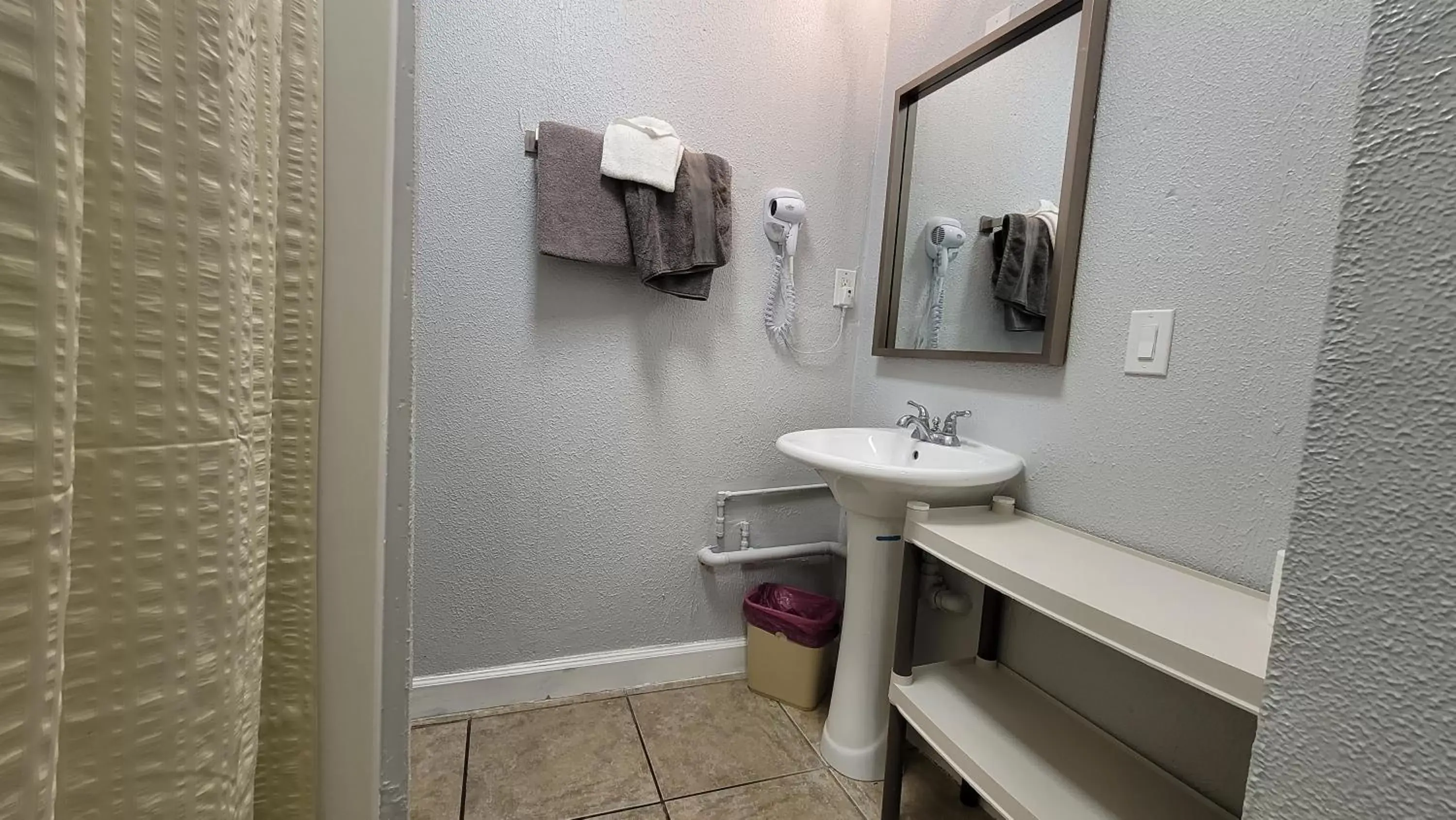 Bathroom in Barefoot mailman motel
