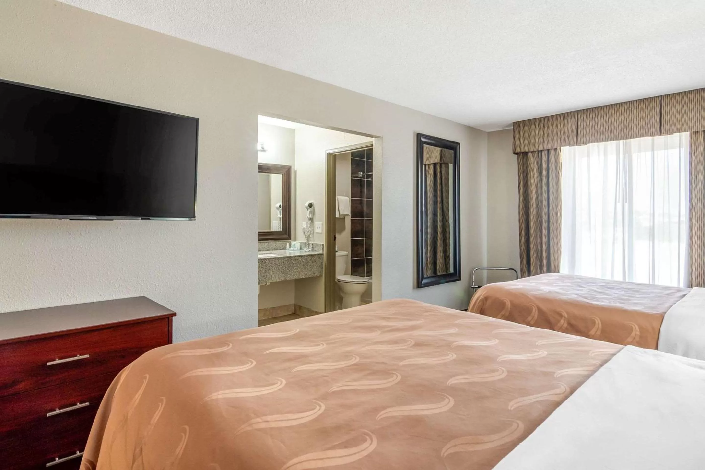 Photo of the whole room in Quality Suites Kansas City International Airport