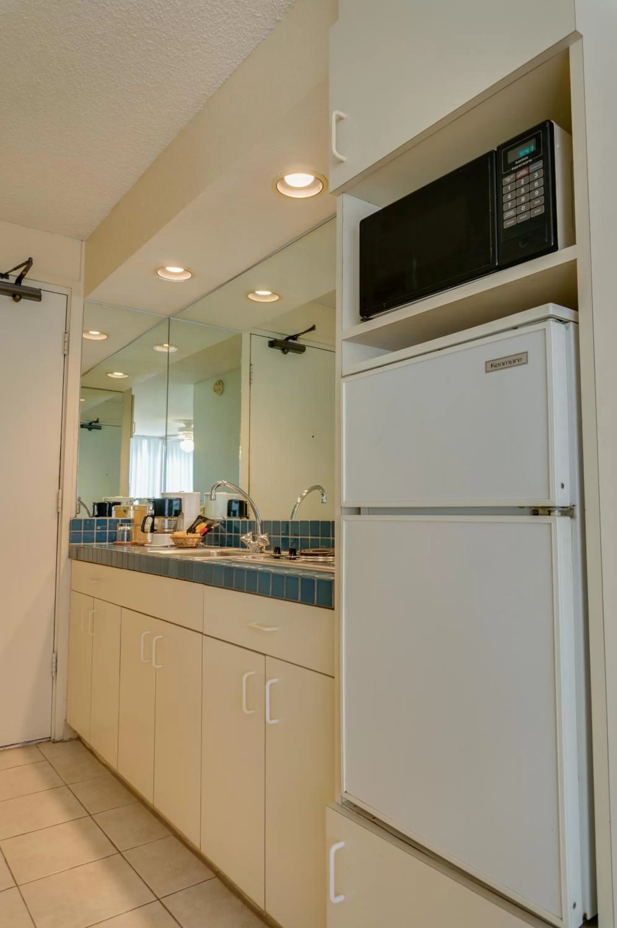 Kitchen or kitchenette in Kuhio Banyan Hotel (with Kitchenettes)