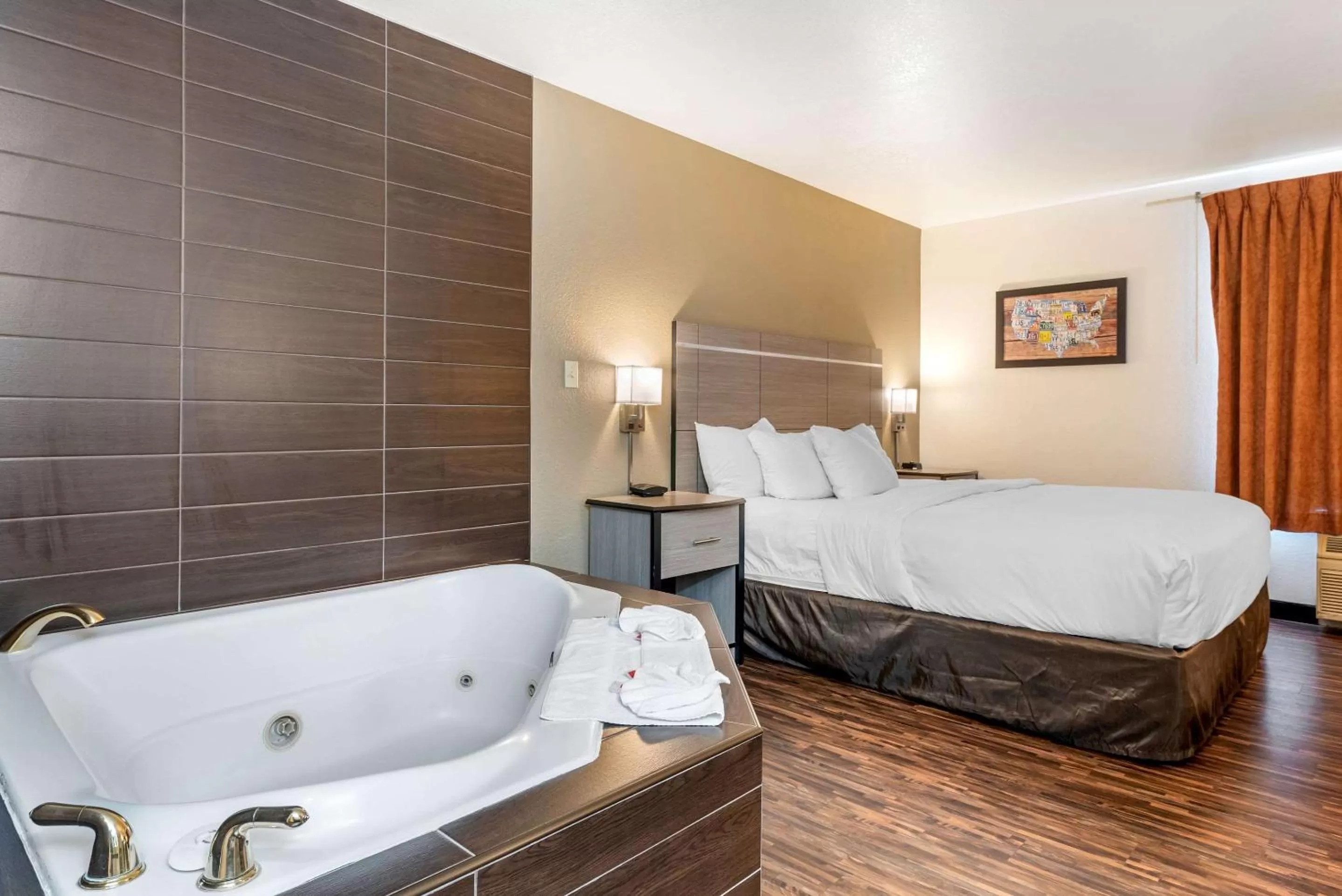 Photo of the whole room, Bed in Econo Lodge Pueblo North