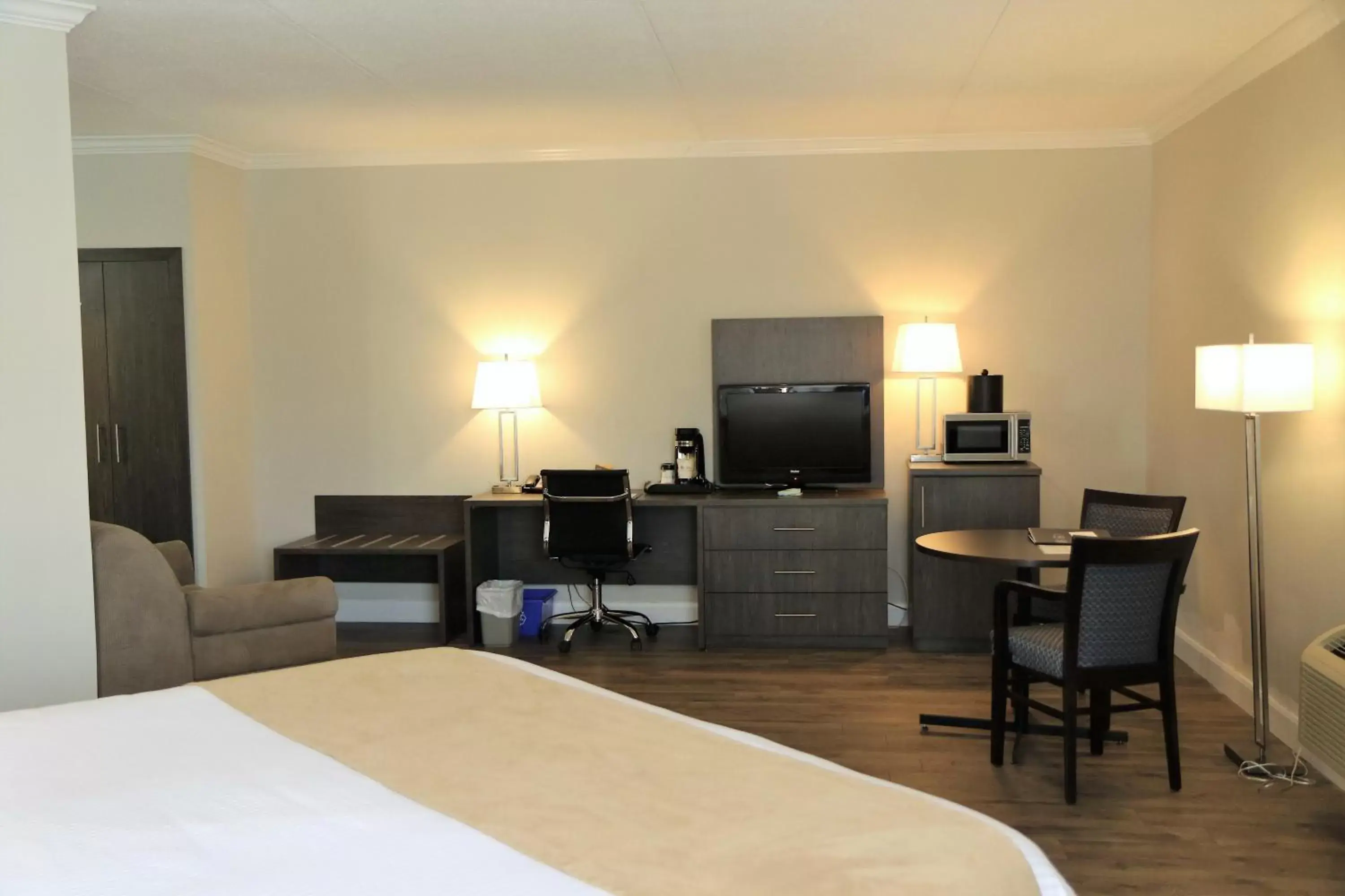 Photo of the whole room, TV/Entertainment Center in Best Western Laval-Montreal & Conference Centre