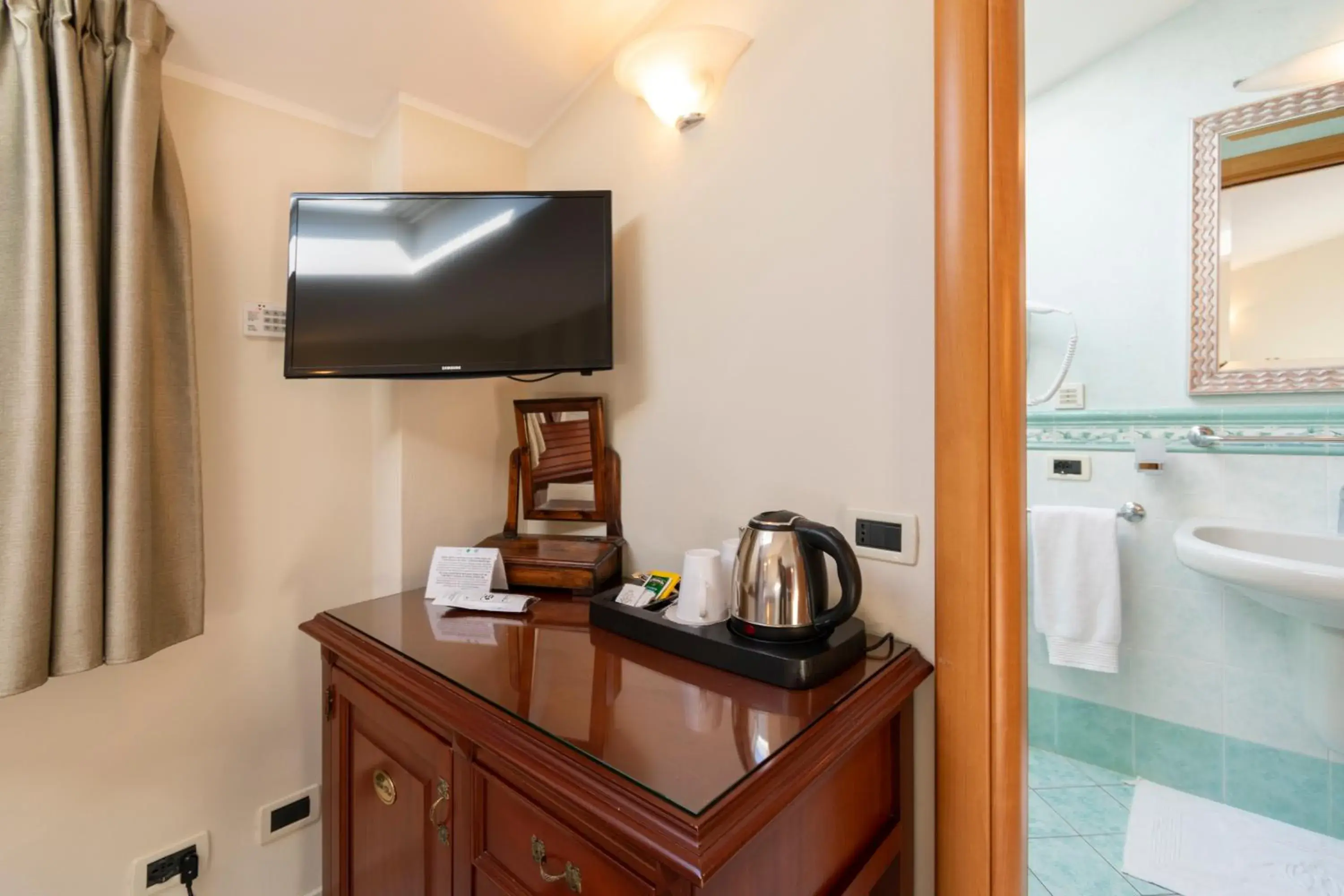 Coffee/tea facilities, TV/Entertainment Center in Hotel Villa Tiziana