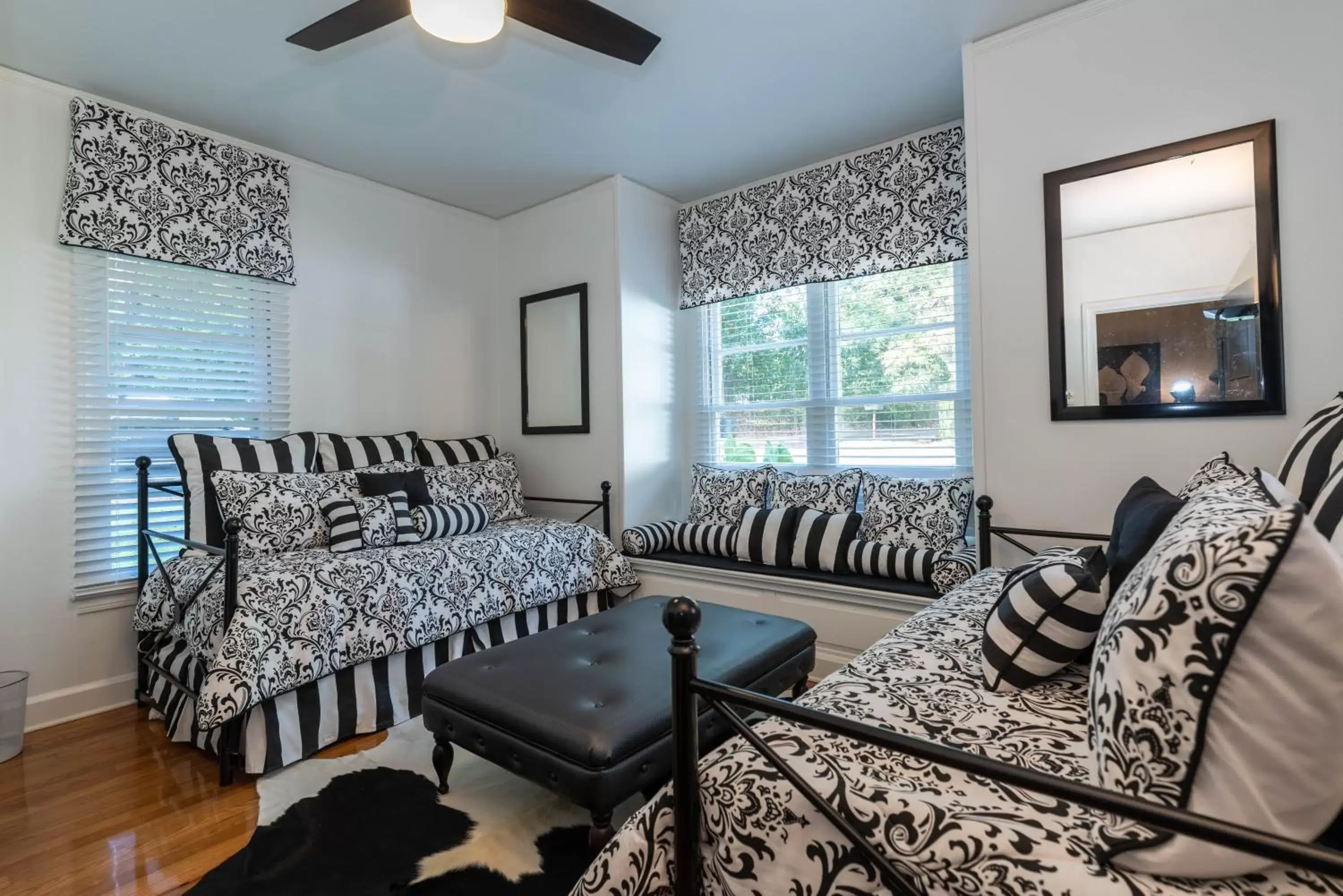 Bedroom, Seating Area in Linden - A Historic Bed and Breakfast