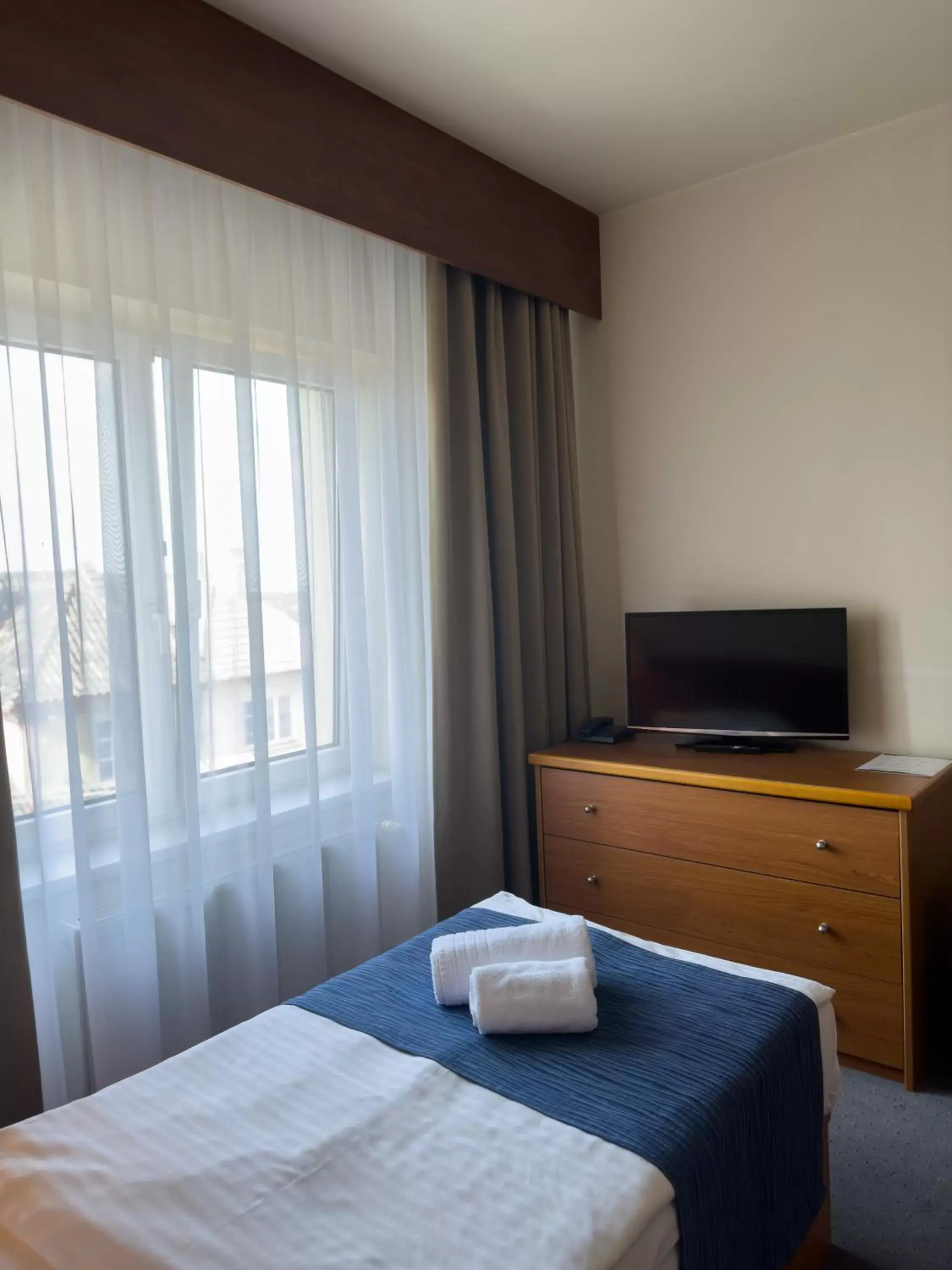 Bed, TV/Entertainment Center in Hotel Theresia