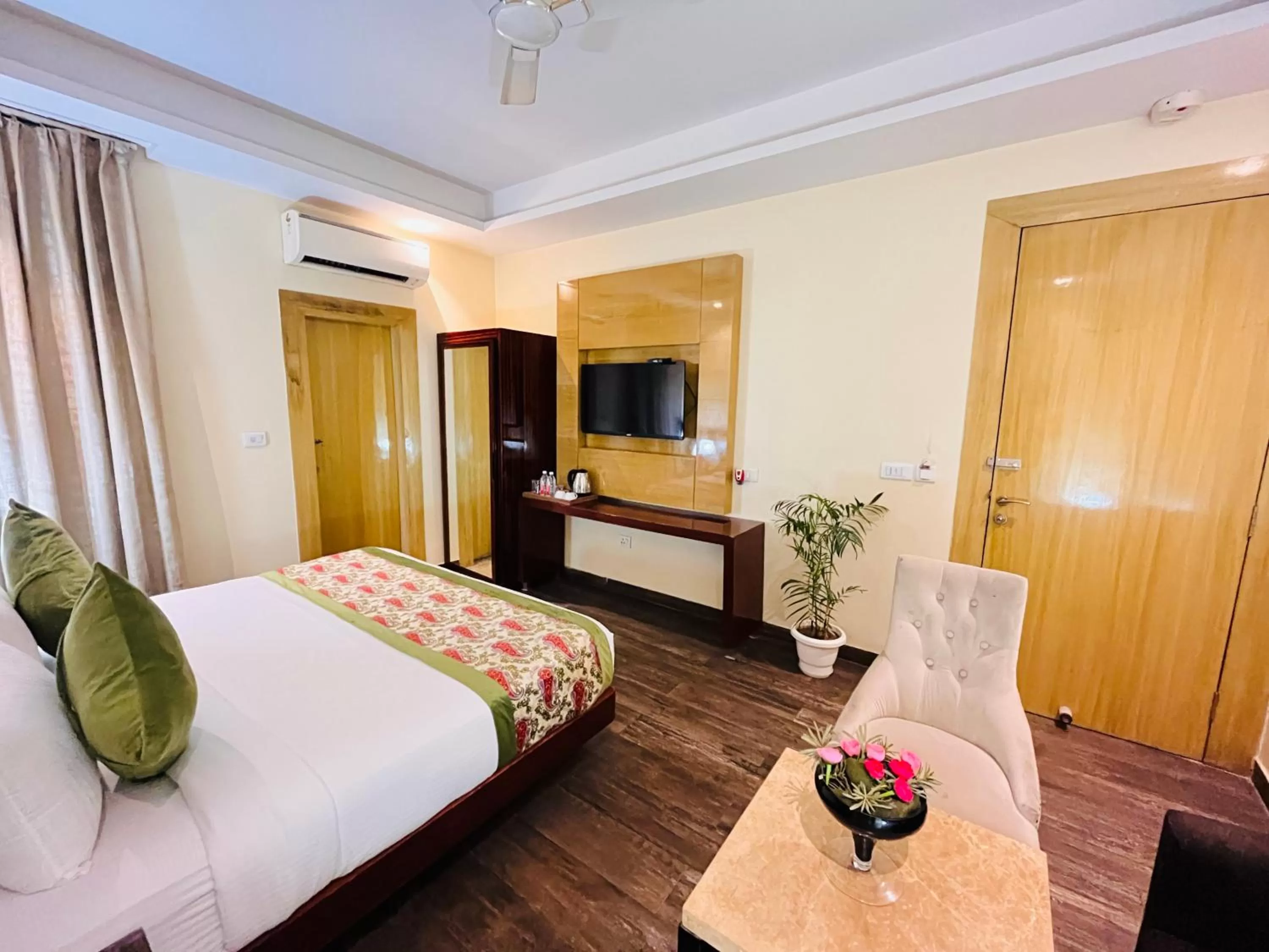 Communal lounge/ TV room, Bed in Hotel Banz near Delhi Airport