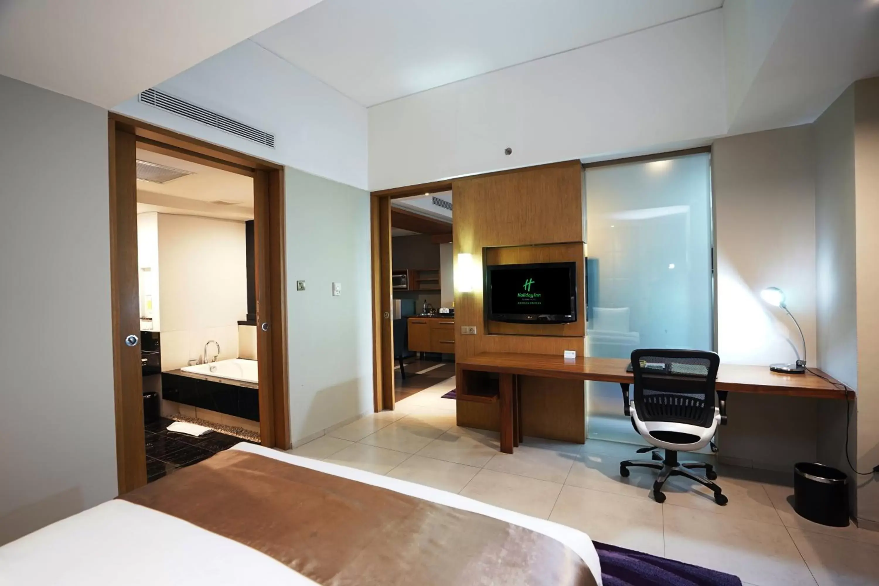 Bed, TV/Entertainment Center in Holiday Inn Bandung Pasteur, an IHG Hotel