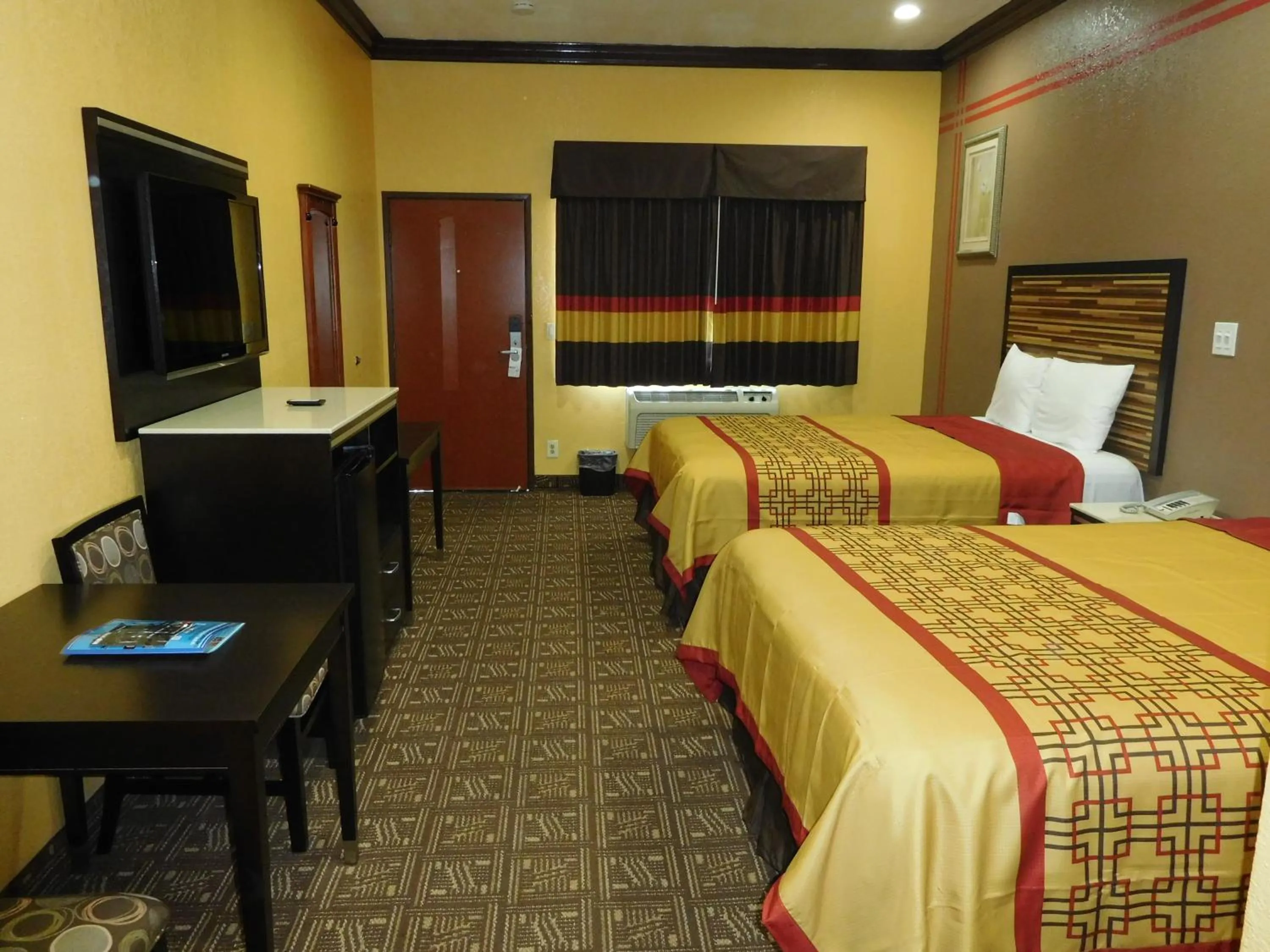 Photo of the whole room, Bed in Diamond Inn