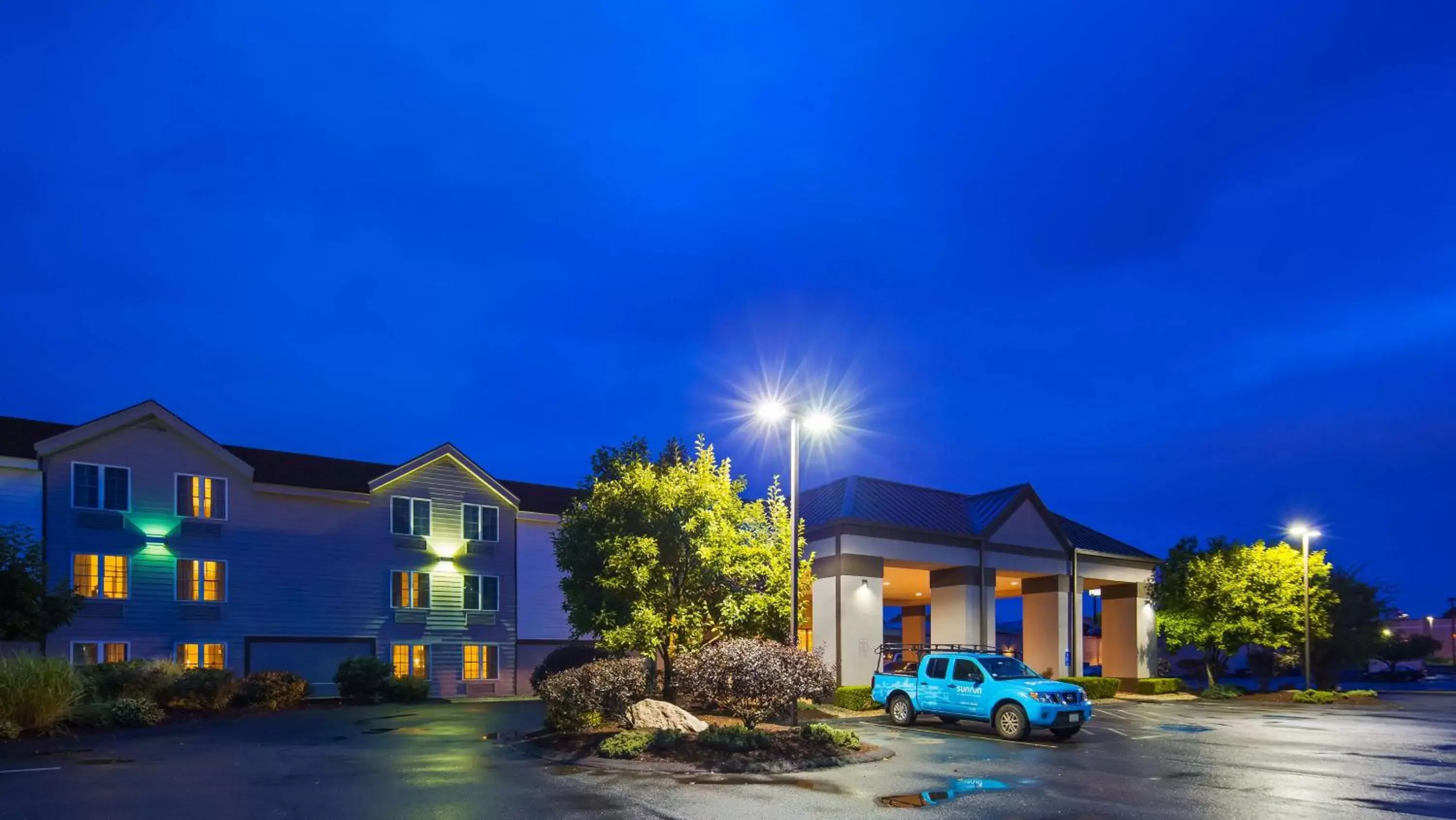 Property Building in Best Western Hartford Hotel and Suites